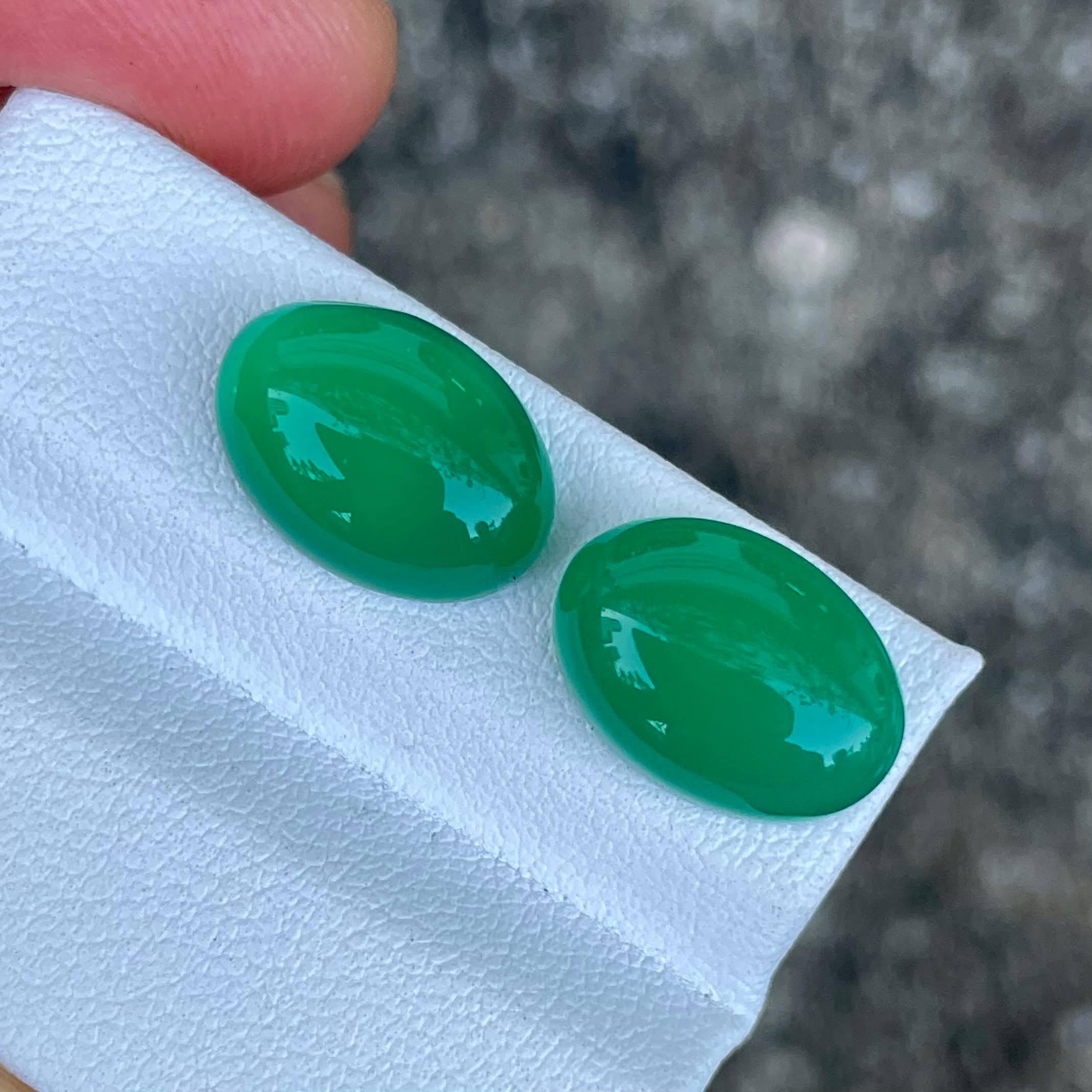 12.78 carats Deep Green Natural Agate Pair Cabochon Cut from India In New Condition For Sale In Bangkok, TH