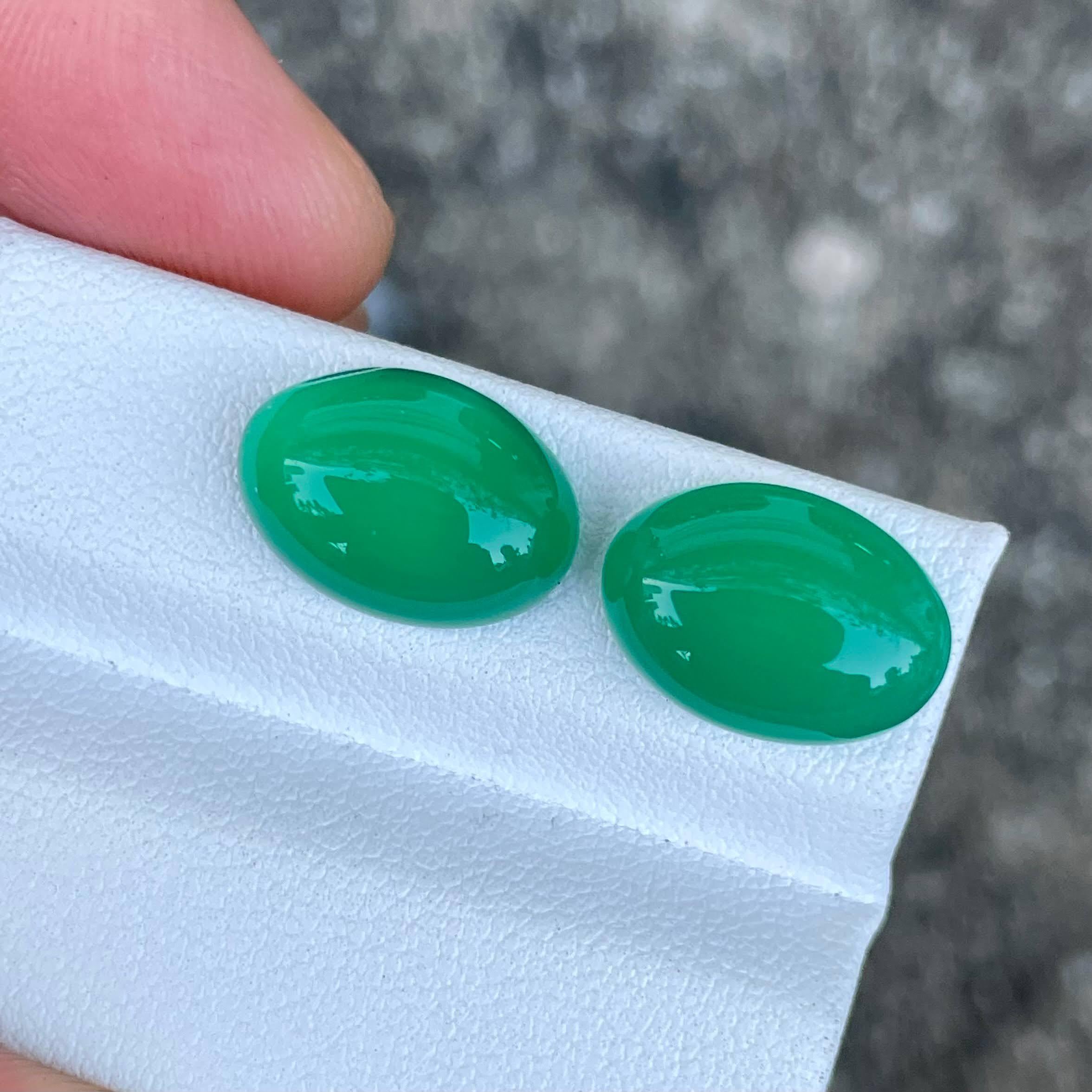 Women's or Men's 12.78 carats Deep Green Natural Agate Pair Cabochon Cut from India For Sale
