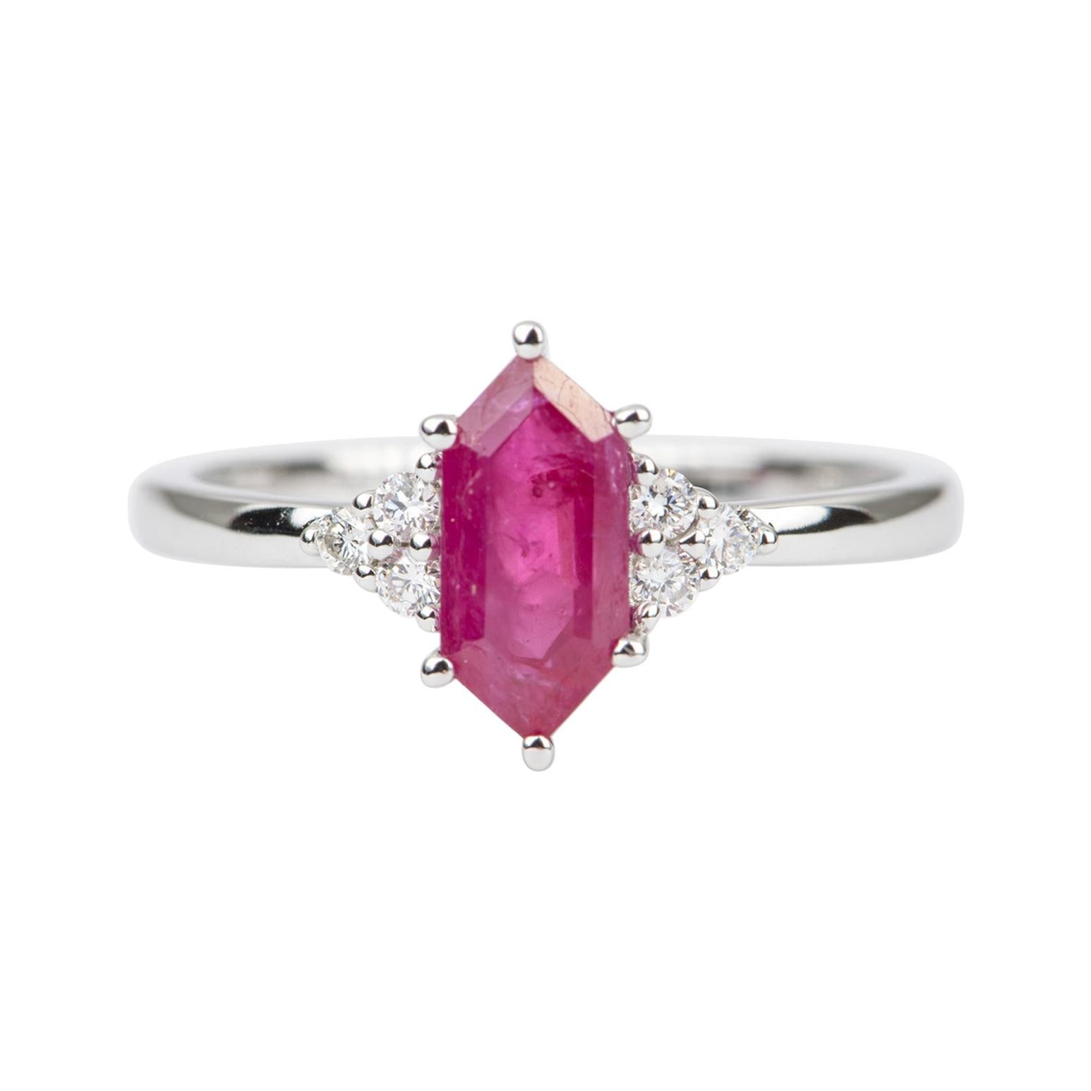 Anillo de compromiso de oro blanco de 14k con trío de diamantes y rubí hexagonal de 1,27 ct AD1752-27