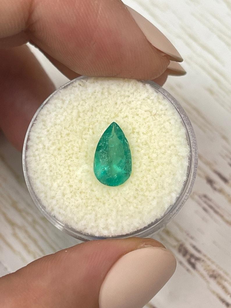 A. Stone: Smeraldo
Peso: 1,27 carati
Forma: Taglio a pera
Chiarezza: Semi-trasparente
Lucentezza: Buona
Colore: verde medio chiaro
Misure: 10,65 mm x 6,38 mm x 4,07 mm
Origine geografica: Colombia
Trattamento: Naturale, oliatura

Commenti: A causa