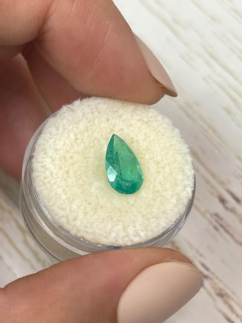 Moderno 1,27 carati di smeraldo colombiano verde medio chiaro - pietra di maggio a goccia con taglio a pera in vendita