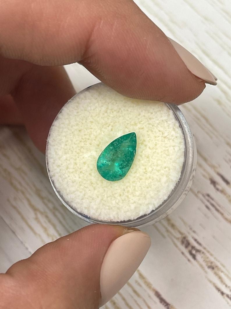 Taglio a goccia 1,27 carati di smeraldo colombiano verde medio chiaro - pietra di maggio a goccia con taglio a pera in vendita