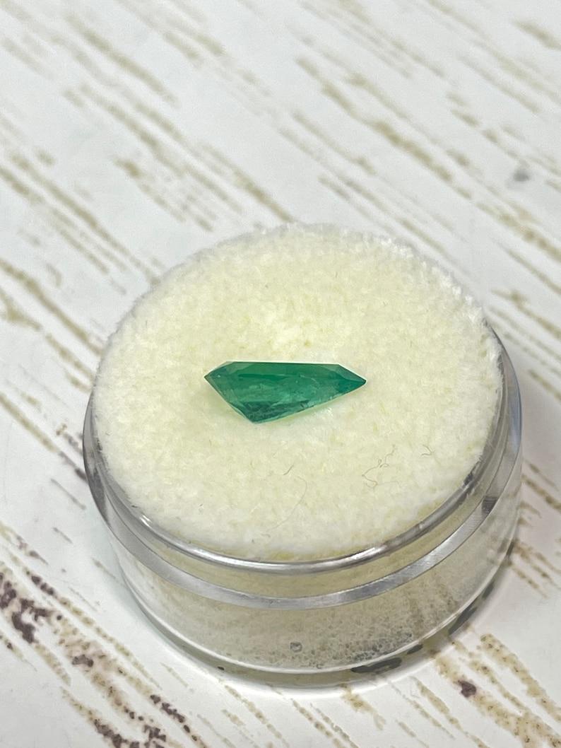 1,27 carati di smeraldo colombiano verde medio chiaro - pietra di maggio a goccia con taglio a pera In condizioni Nuovo in vendita a Jupiter, FL