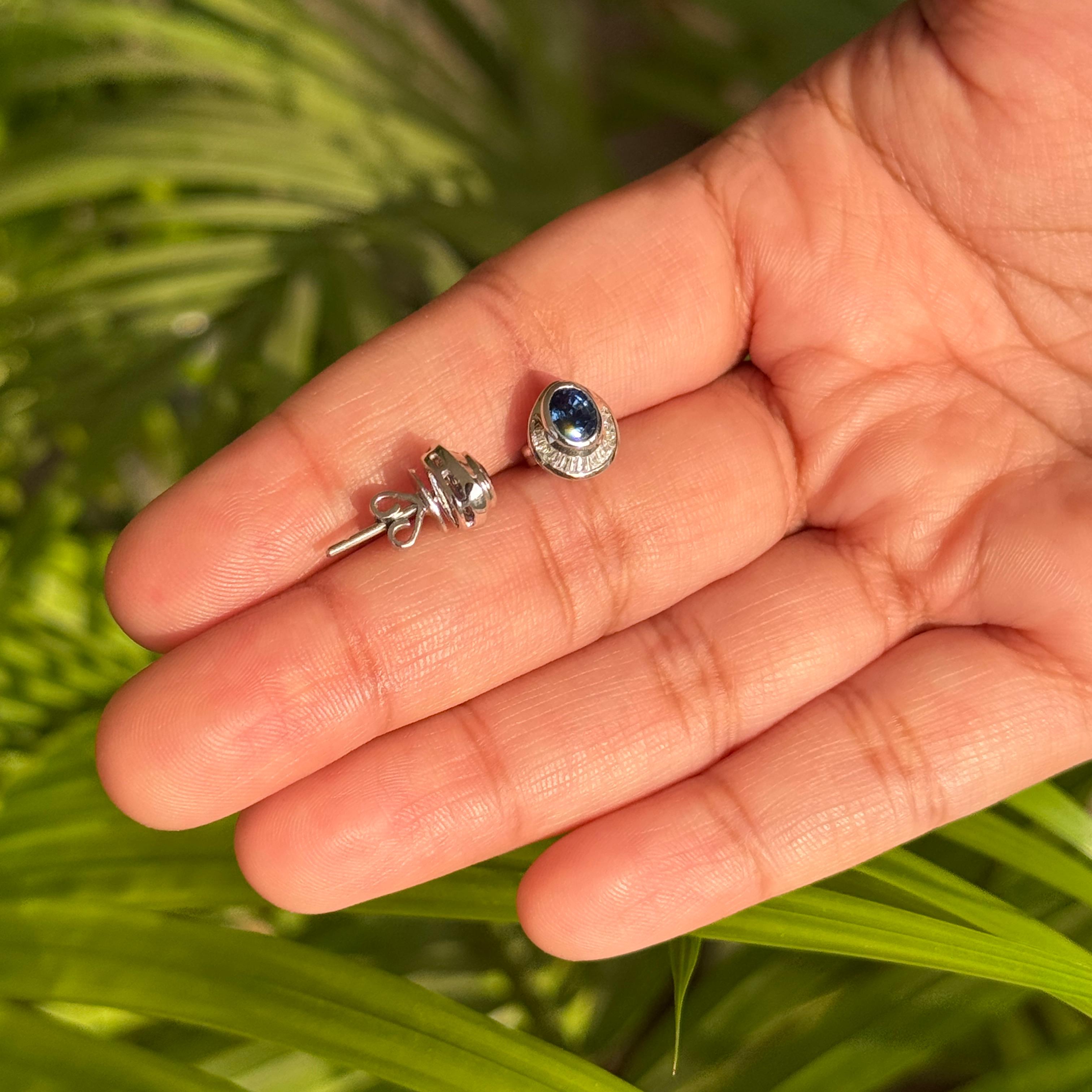 1.27Ct Boucles d'oreilles saphir bleu naturel avec diamants baguette Or blanc 14K en vente 2