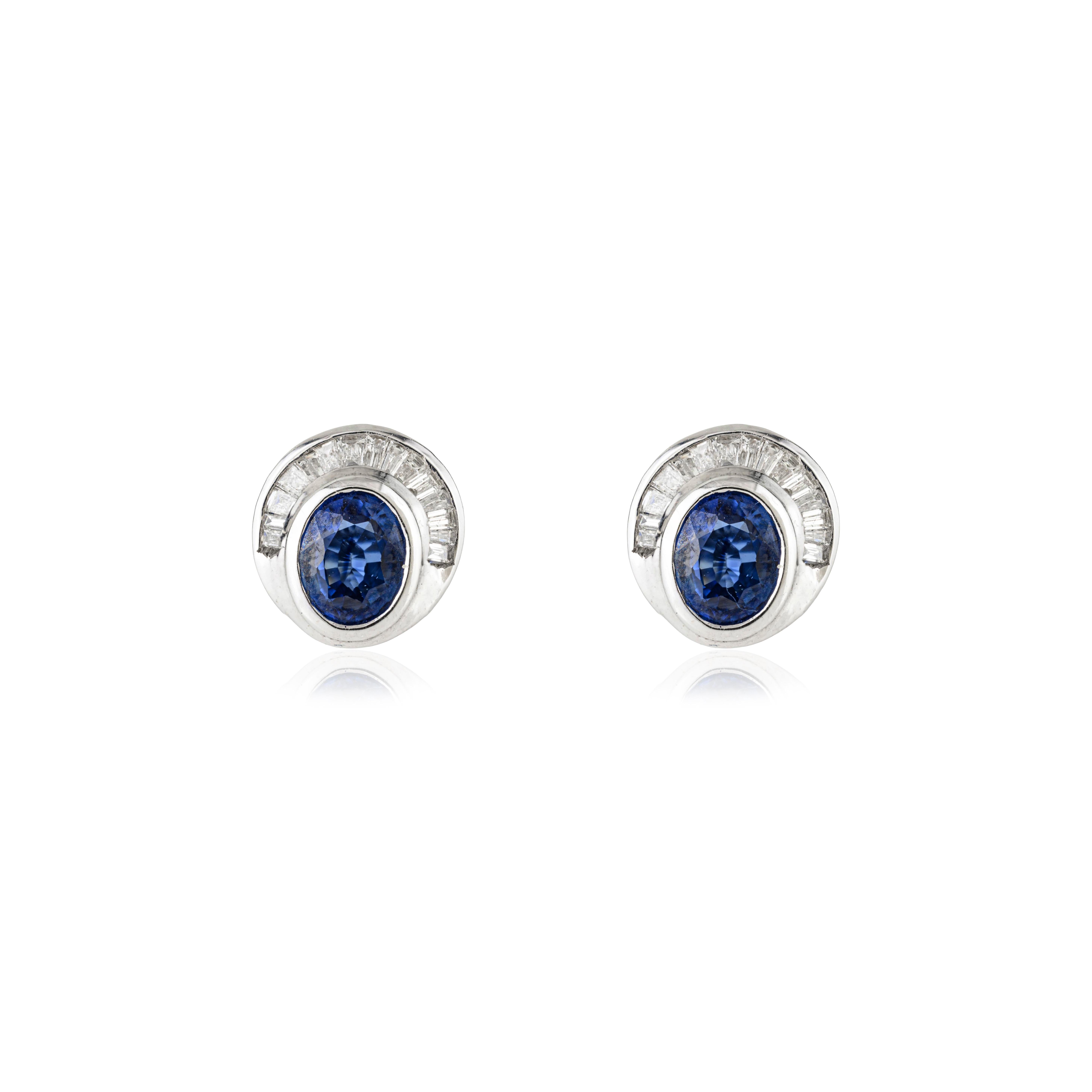 1.27Ct Boucles d'oreilles saphir bleu naturel avec diamants baguette Or blanc 14K en vente 3