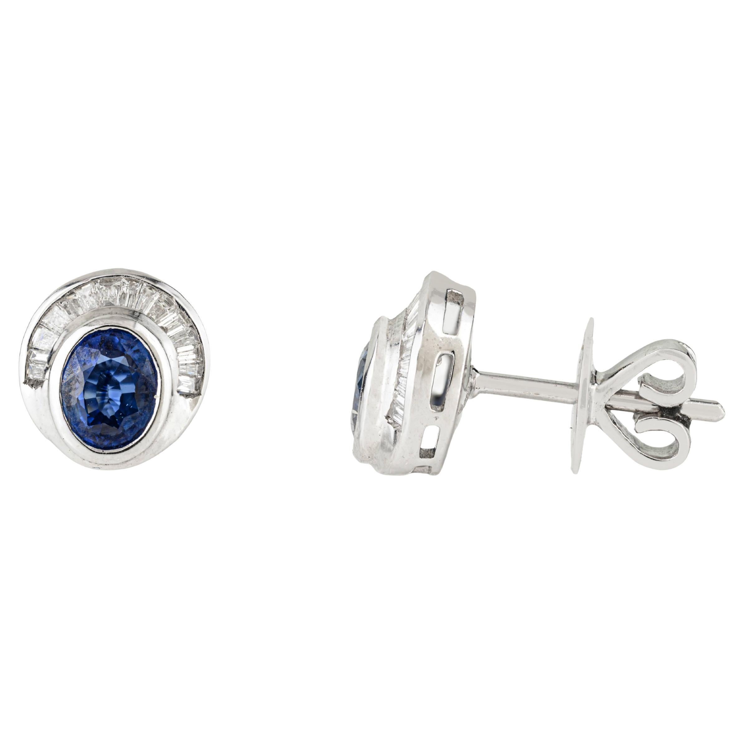 1.27Ct Boucles d
oreilles saphir bleu naturel avec diamants baguette Or blanc 14K
