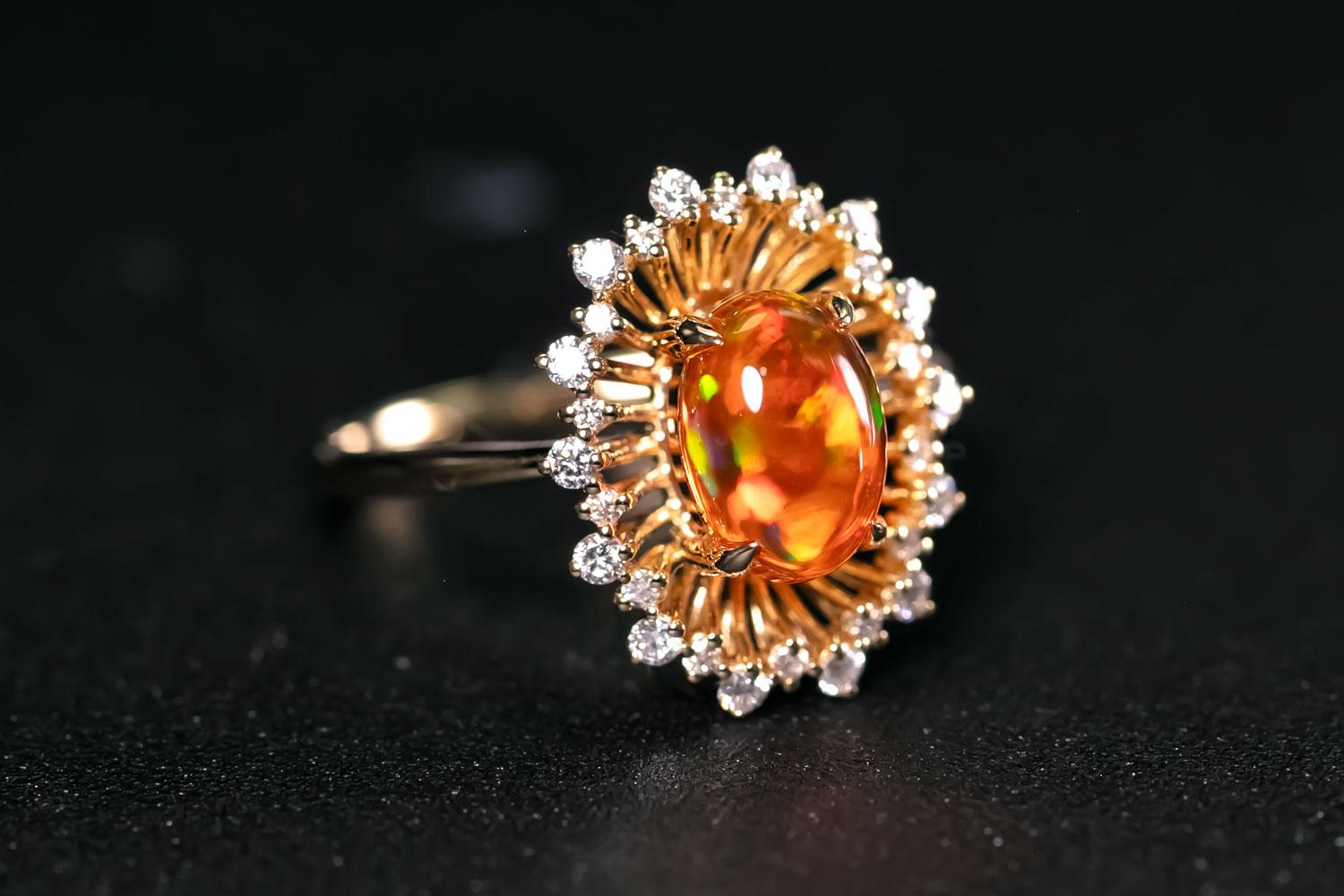 Anello di fidanzamento con diamante aureolato con opale rosso messicano da 1,27 carati in oro giallo 18 carati in vendita 4