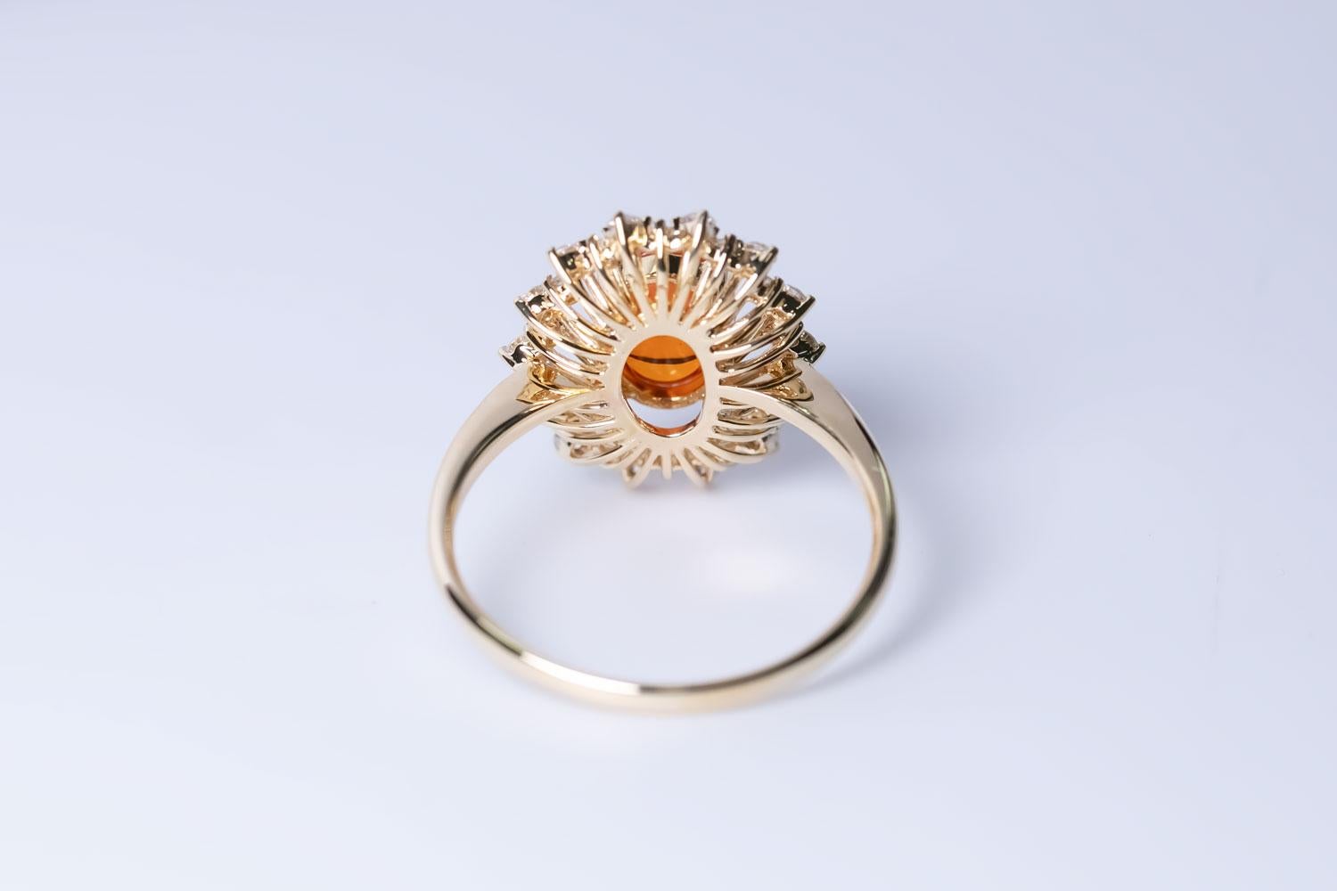 Anello di fidanzamento con diamante aureolato con opale rosso messicano da 1,27 carati in oro giallo 18 carati in vendita 5