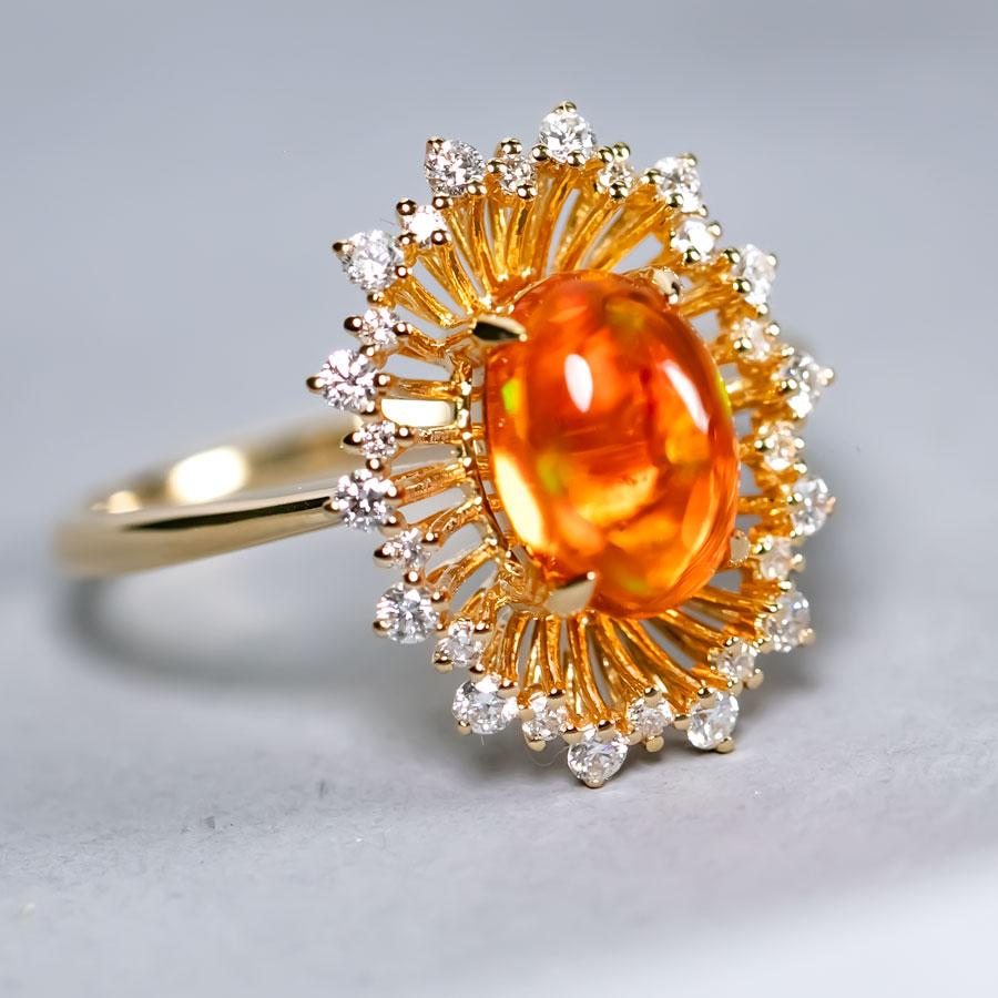 Anello di fidanzamento con diamante aureolato con opale rosso messicano in oro giallo 18 carati. 

Spedizione nazionale gratuita USPS di prima classe! Borsa o scatola regalo in omaggio con ogni ordine!

L'opale, la regina delle gemme, è una delle