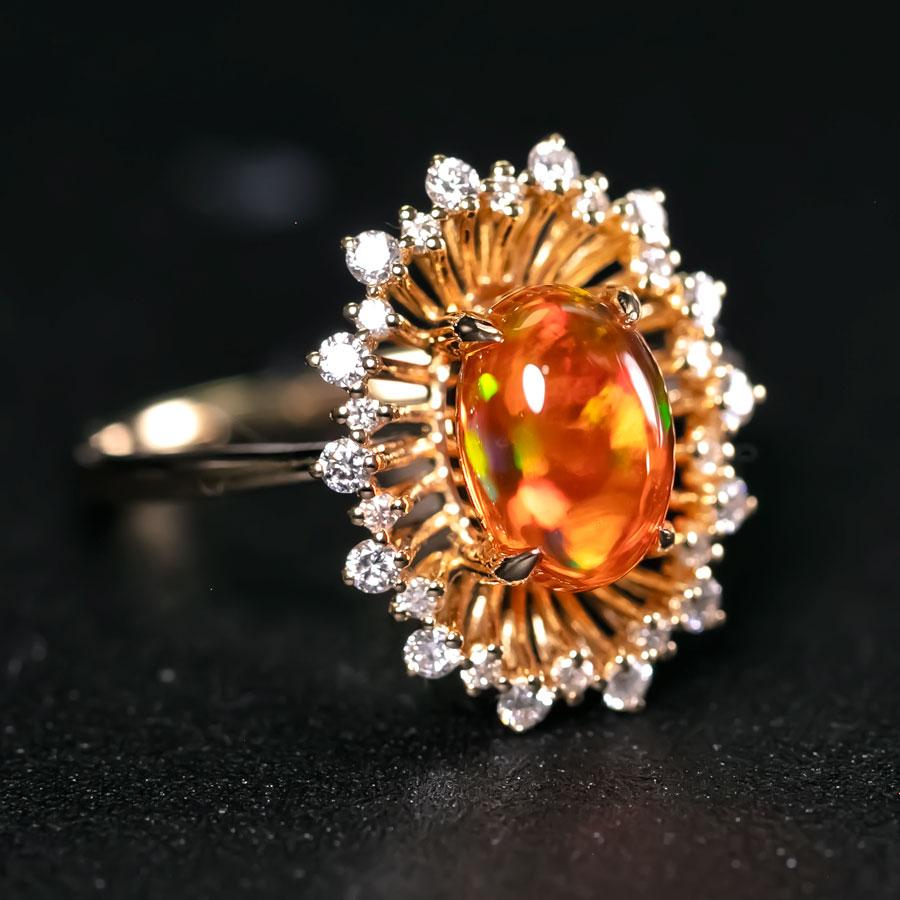 Anello di fidanzamento con diamante aureolato con opale rosso messicano da 1,27 carati in oro giallo 18 carati In condizioni Nuovo in vendita a Suwanee, GA