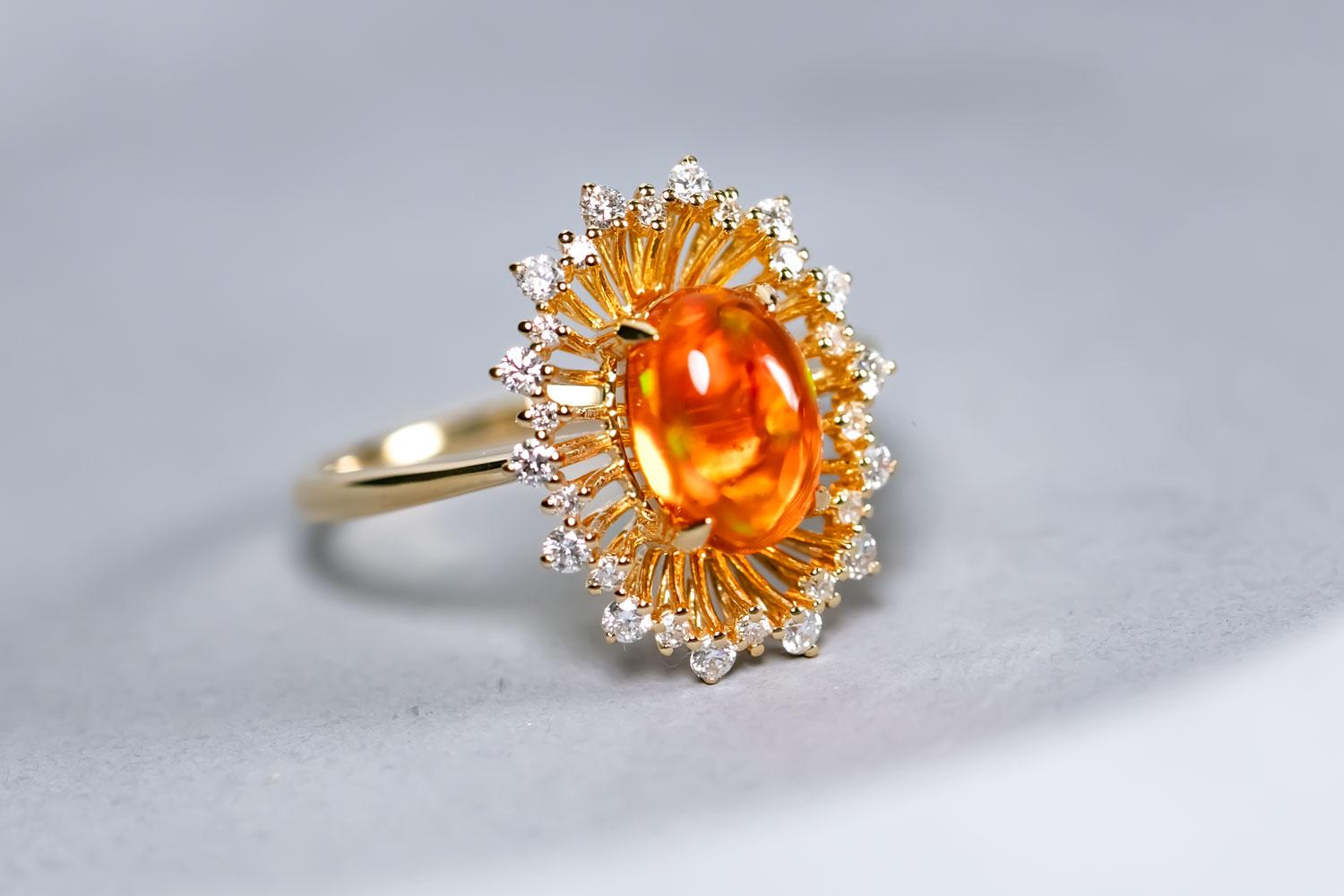 Anello di fidanzamento con diamante aureolato con opale rosso messicano da 1,27 carati in oro giallo 18 carati in vendita 1