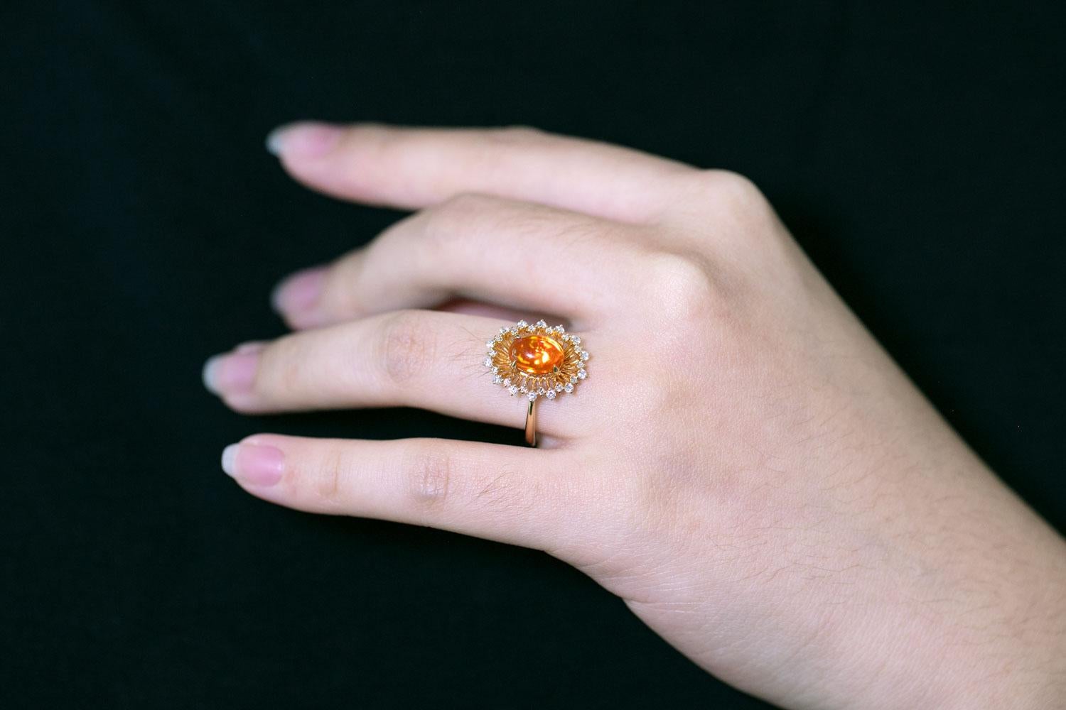 Anello di fidanzamento con diamante aureolato con opale rosso messicano da 1,27 carati in oro giallo 18 carati in vendita 2