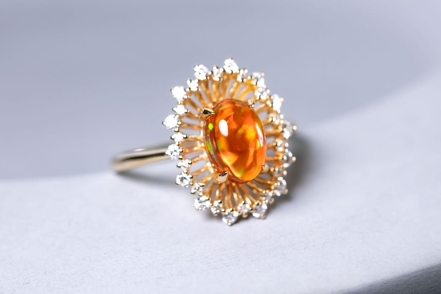 Anello di fidanzamento con diamante aureolato con opale rosso messicano da 1,27 carati in oro giallo 18 carati in vendita 3