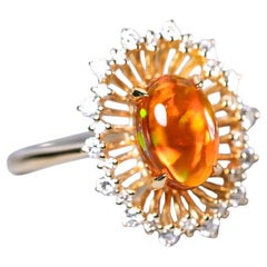 Anello di fidanzamento con diamante aureolato con opale rosso messicano da 1,27 carati in oro giallo 18 carati