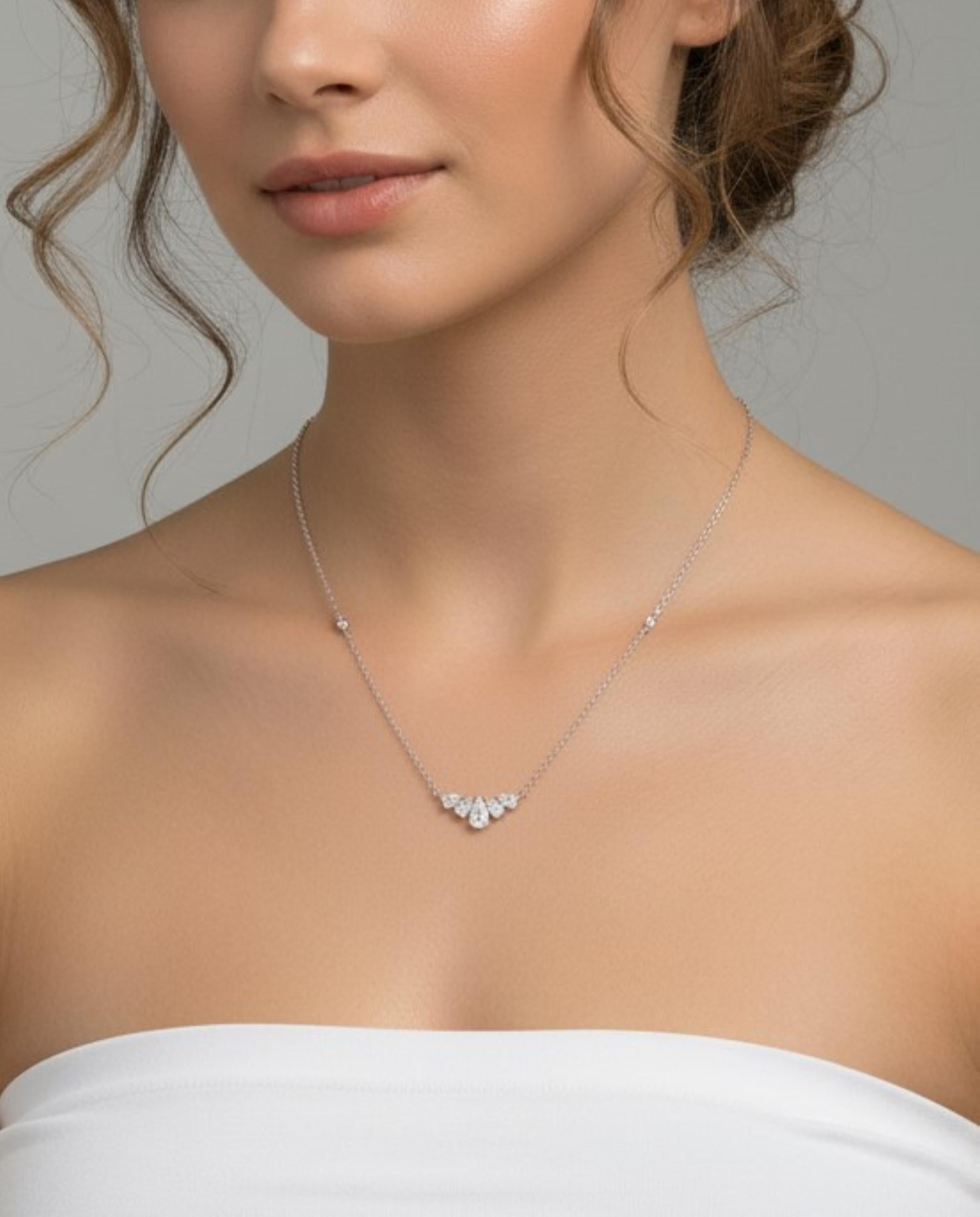 Collana con ciondolo a pera graduata da 1,27 carati SI/H Regalo in oro bianco 18 carati
Questo pezzo mozzafiato è caratterizzato da cinque diamanti taglio pera incastonati a formare un ciondolo collegato a una catenina minimale per completare la