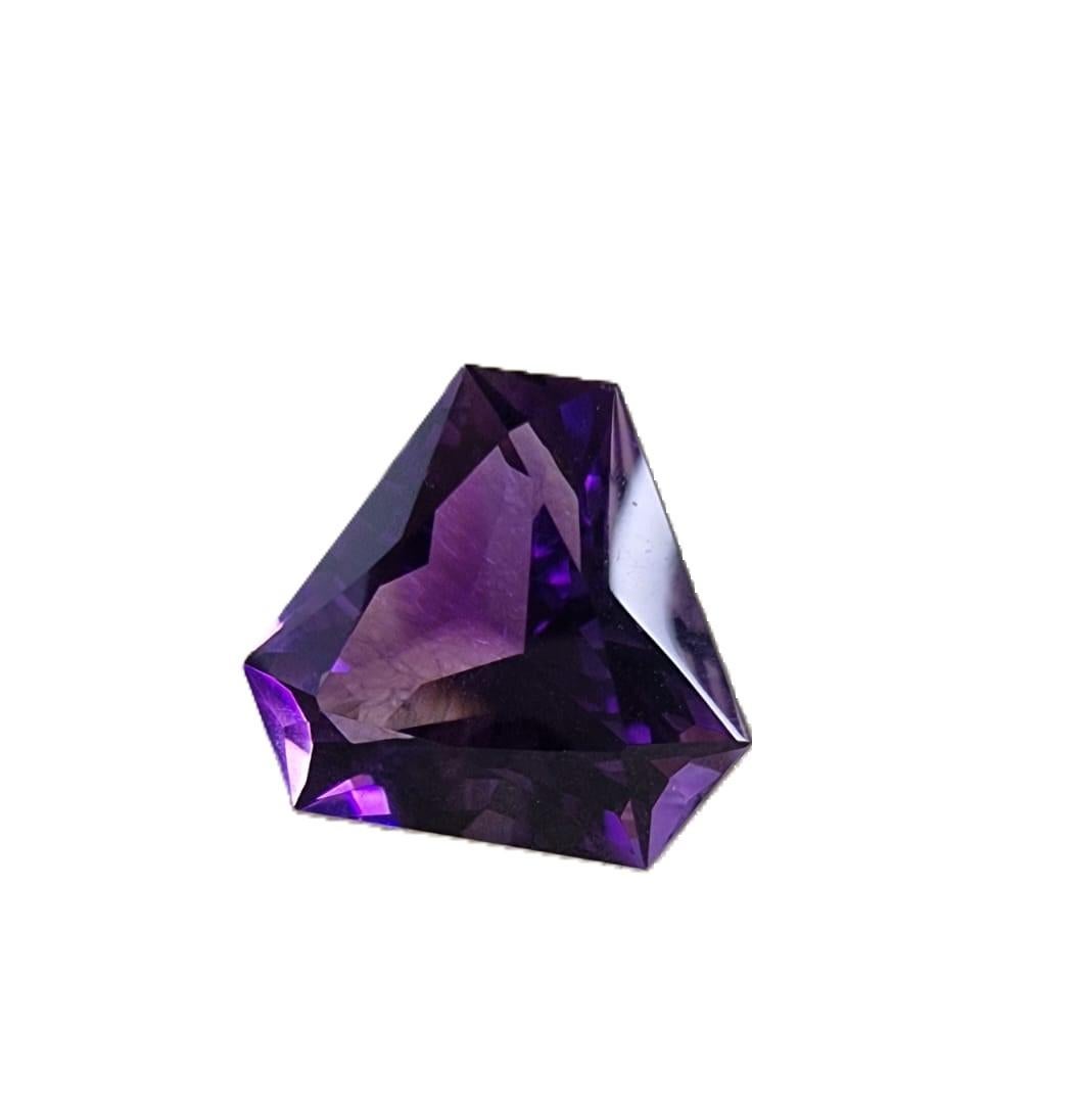 12.7ct Triangular Cut Amethyst Loose Gemstone  For Sale 2