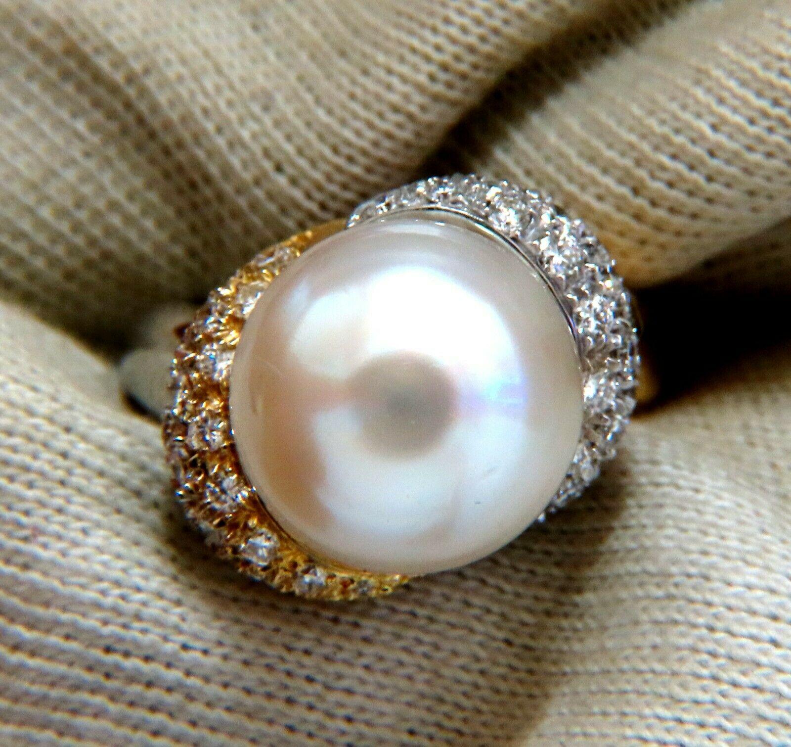 Anello con perla bianca naturale dei mari del sud da 12,7 mm

Sovratono d'argento

.50ct Diamanti tondi naturali

Oro giallo 18kt.

12,9 grammi.

Misura attuale dell'anello: 7.5

Possiamo ridimensionare.

Anello: 13,8 mm di larghezza

Profondità