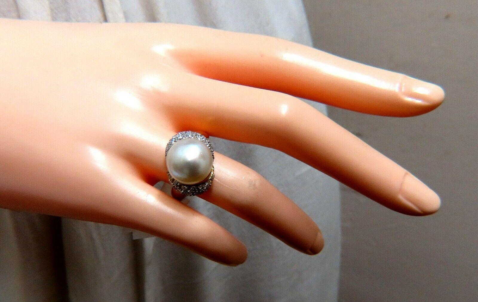 Taglio rotondo Anelli con diamanti di perle naturali dei mari del sud 18kt in vendita