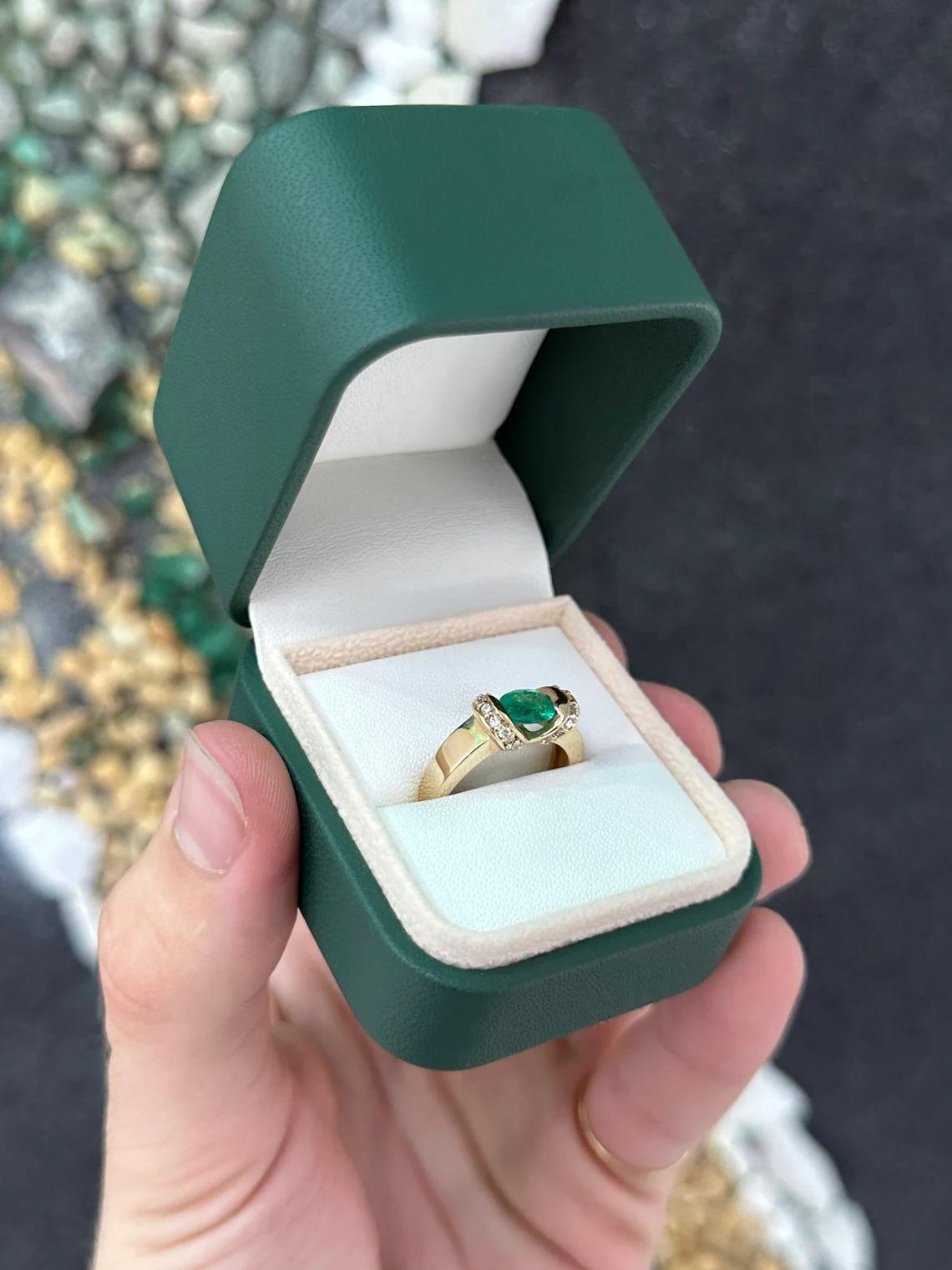 1.27tcw 14K Oval Cut Colombian Emerald & Round Diamond Accent Gold Buckle Ring For Sale 3