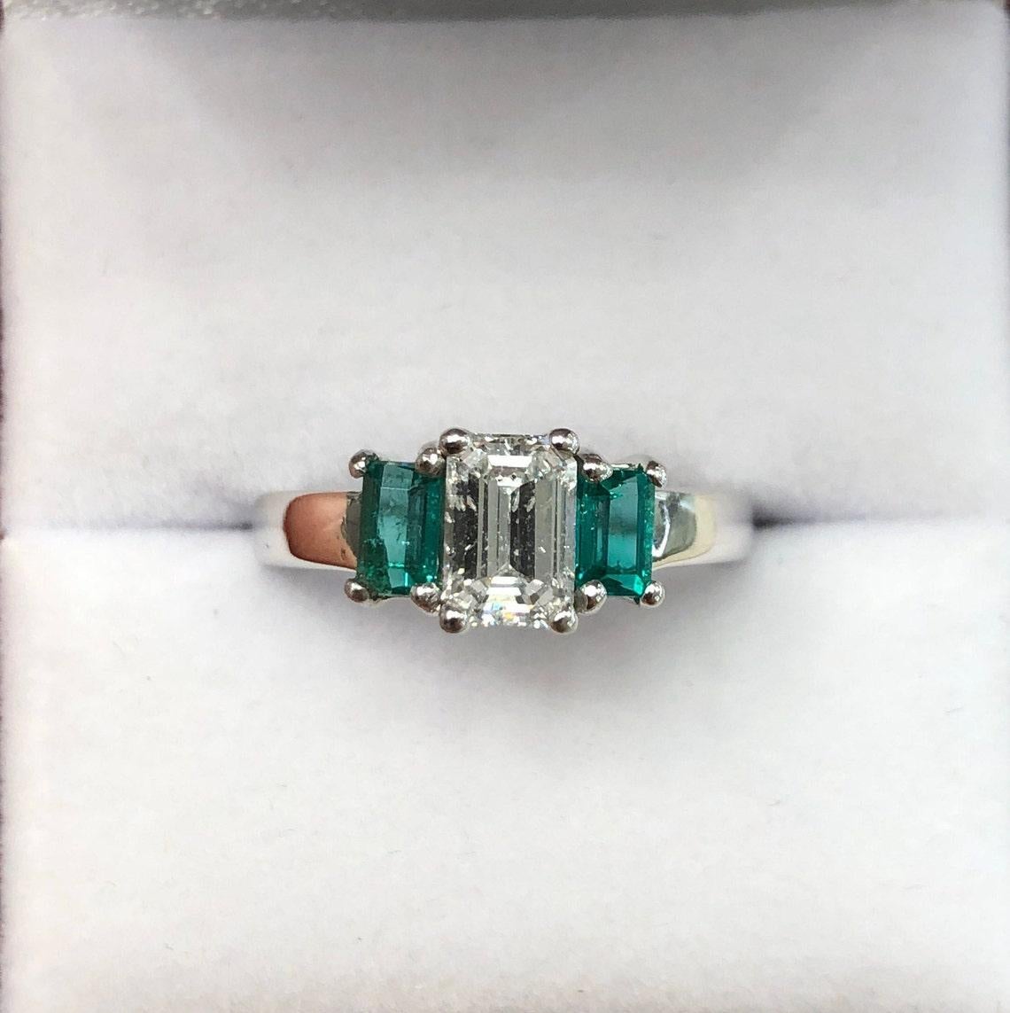 1.27tcw 14K Goldring mit drei Steinen im Smaragdschliff, Smaragd und Diamant im Angebot 1