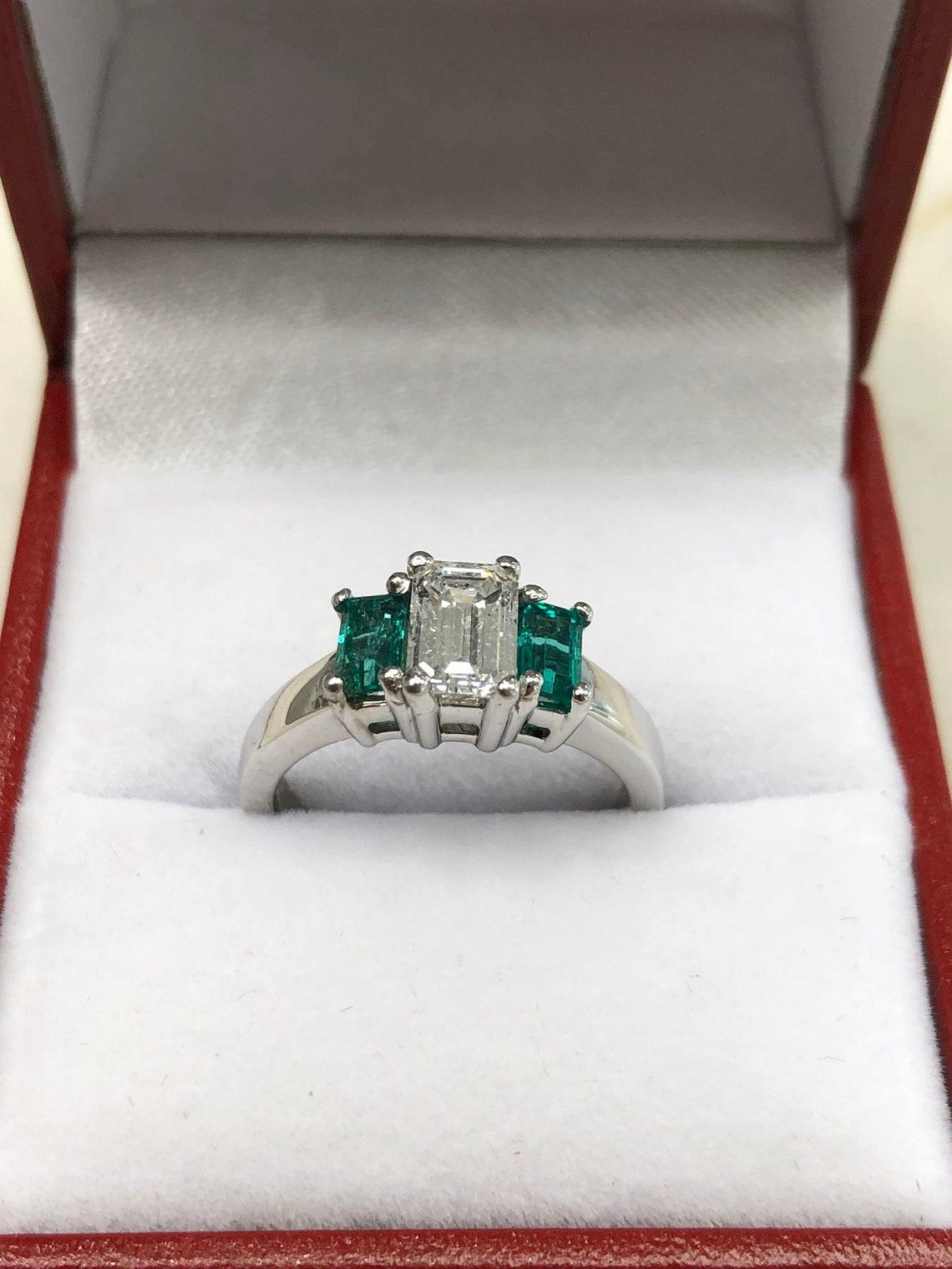 Bague en or 14 carats à trois pierres, émeraude taille émeraude et diamants 1,27 ctw en vente 1