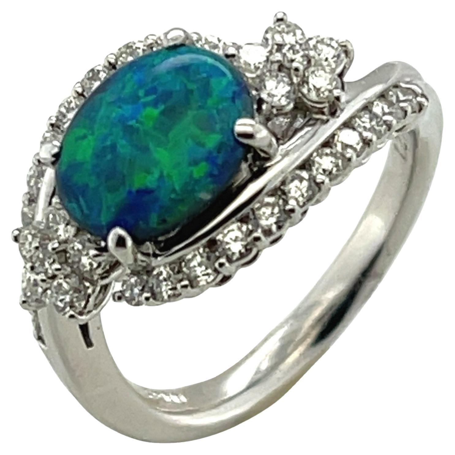 Bague cocktail en platine sertie d'une opale noire de 1,28 carat et de diamants en vente