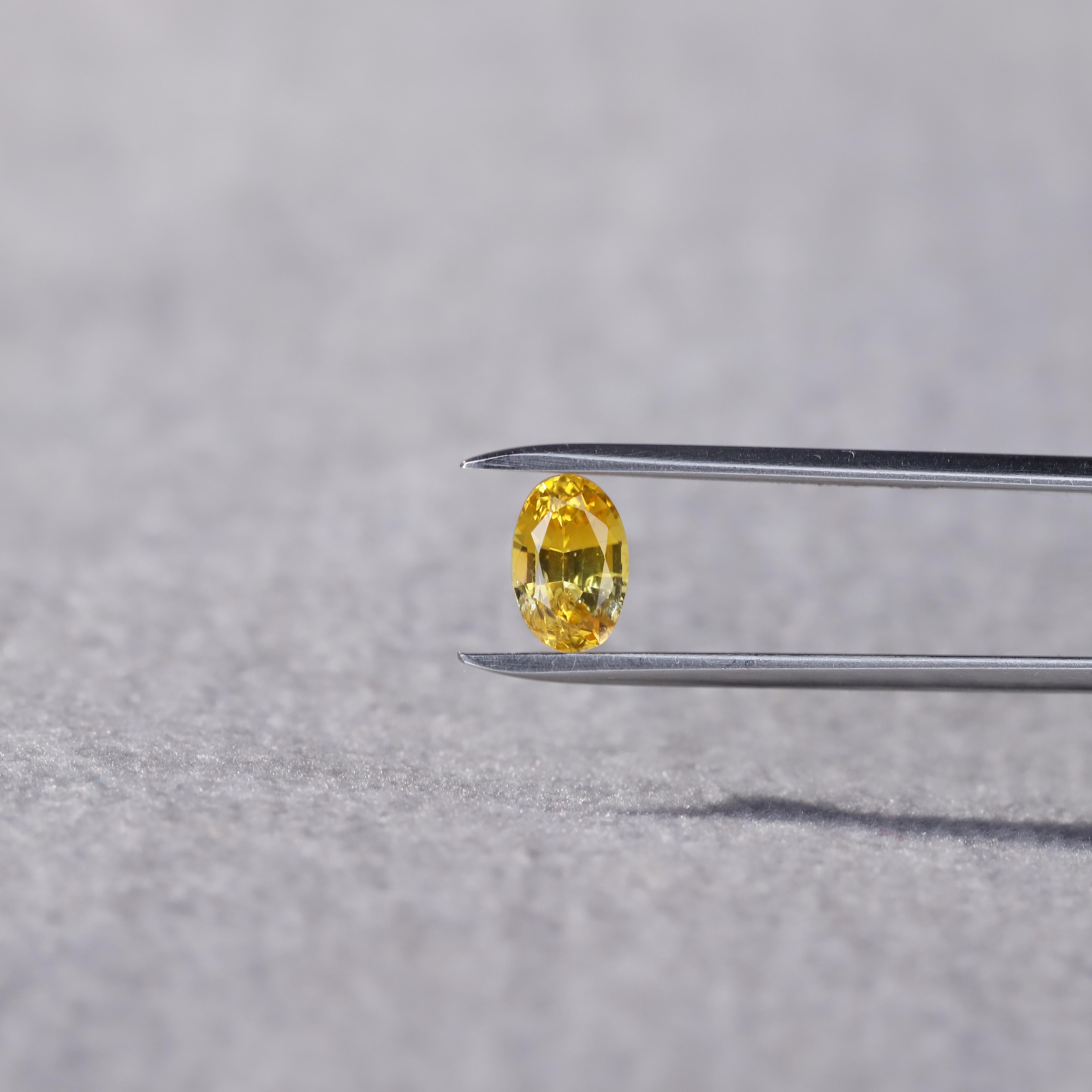 Oval Cut 1.28 Carat Canary Yellow Natural Sapphire Loose Gemstone from Sri Lanka For Sale