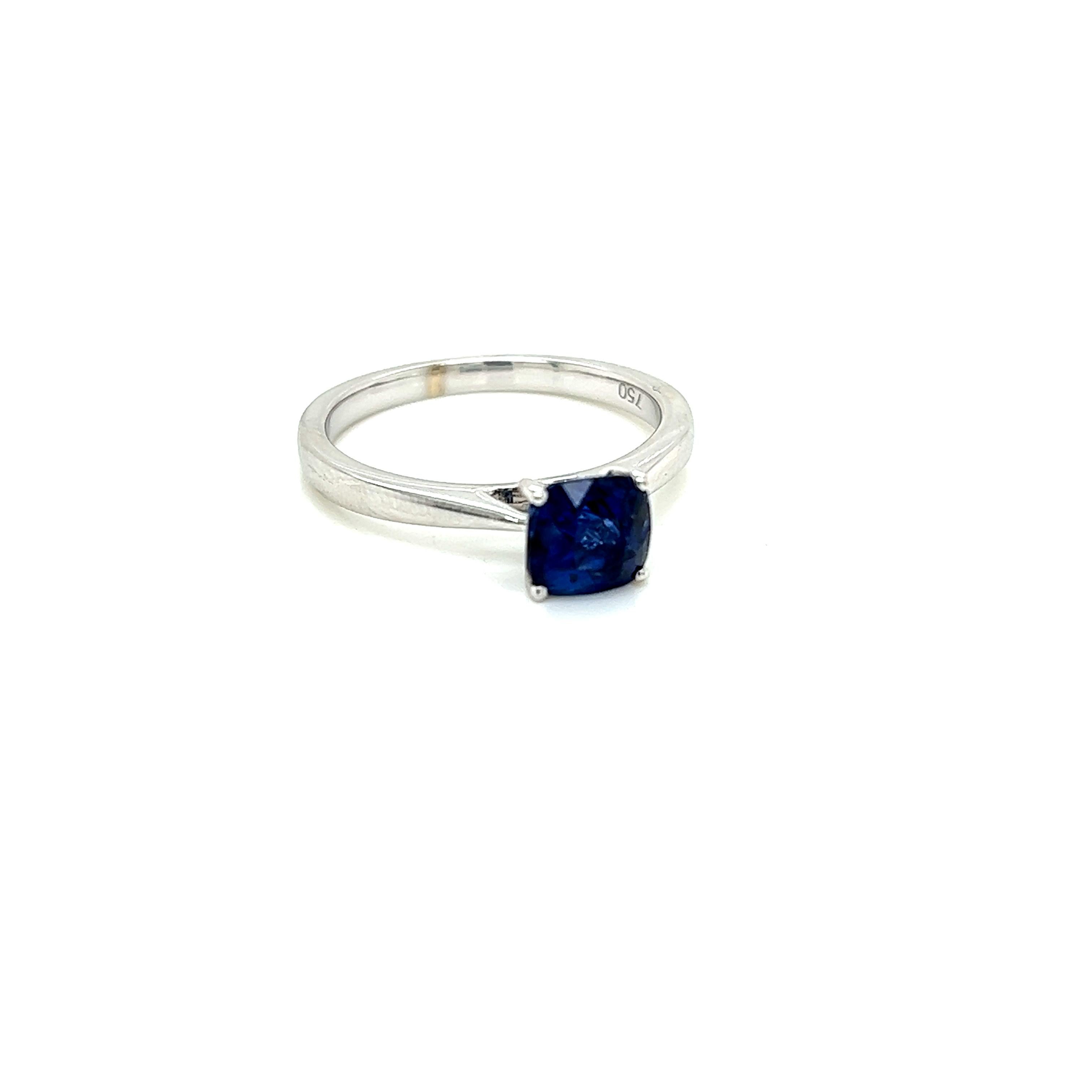 Taille coussin 1.28 Carat Cushion cut Blue Sapphire Solitaire Ring in 18K White Gold en vente