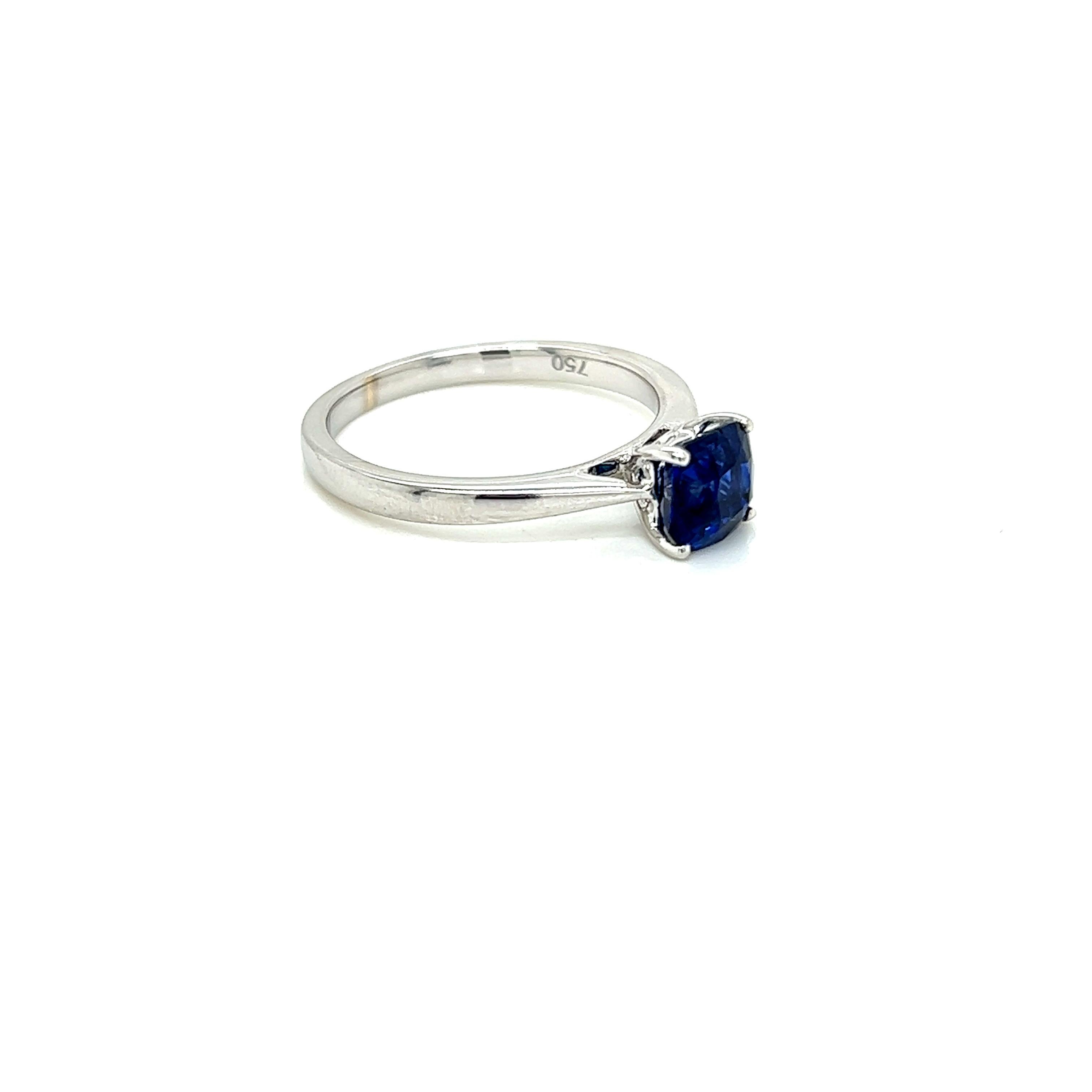 1.28 Carat Cushion cut Blue Sapphire Solitaire Ring in 18K White Gold In New Condition For Sale In London, GB