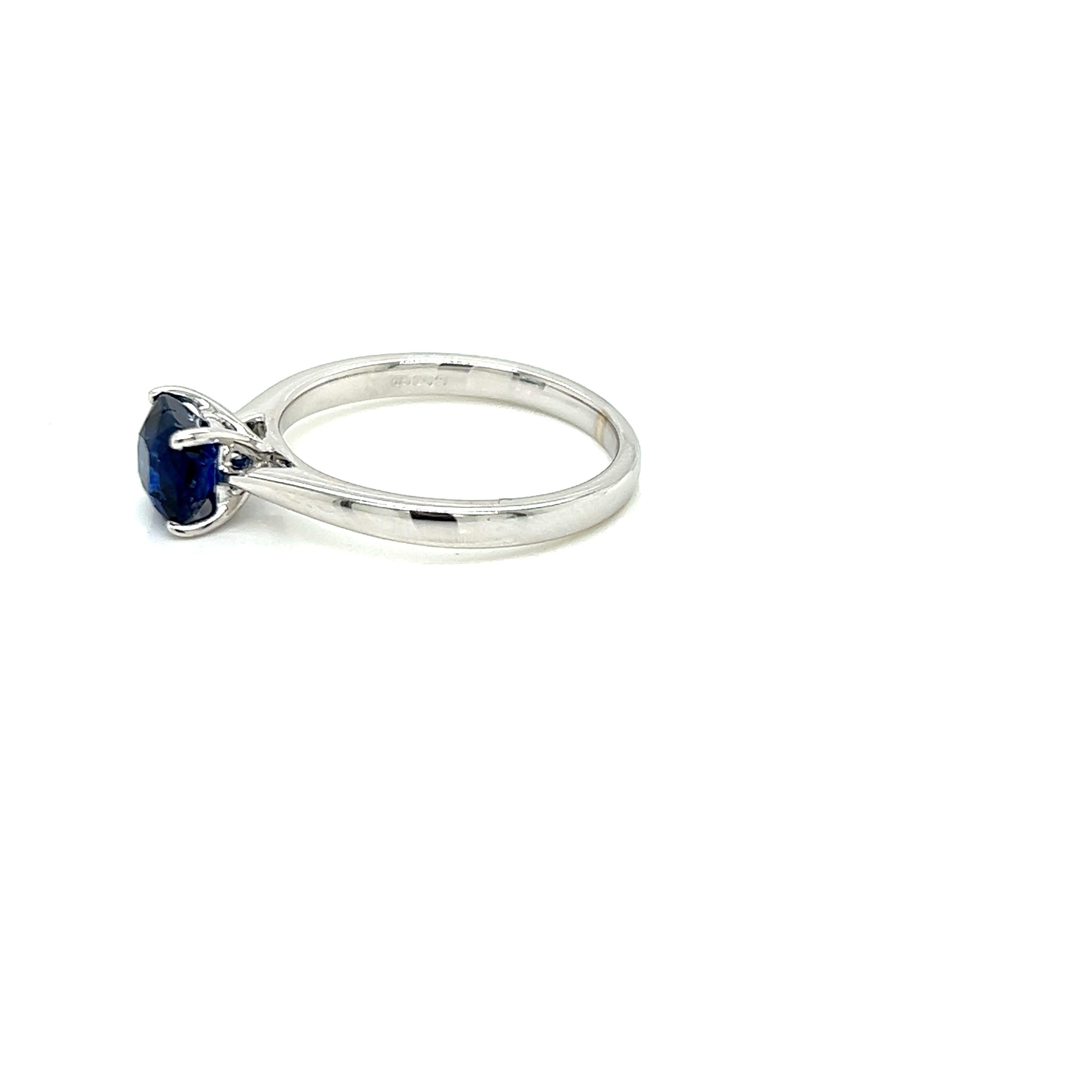 1.28 Carat Cushion cut Blue Sapphire Solitaire Ring in 18K White Gold Pour femmes en vente