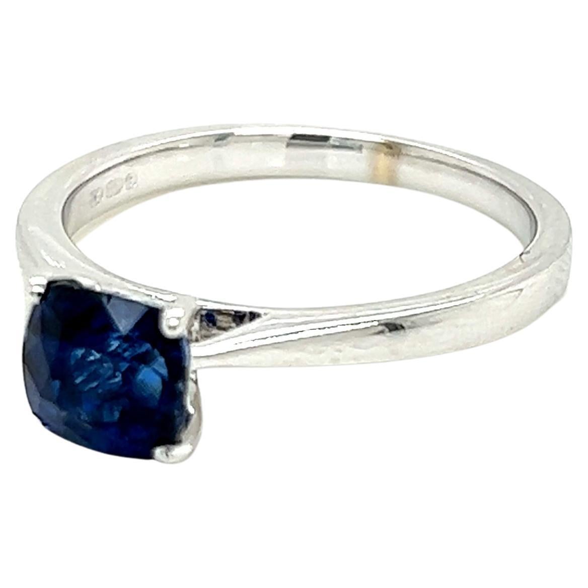 1.28 Carat Cushion cut Blue Sapphire Solitaire Ring in 18K White Gold en vente