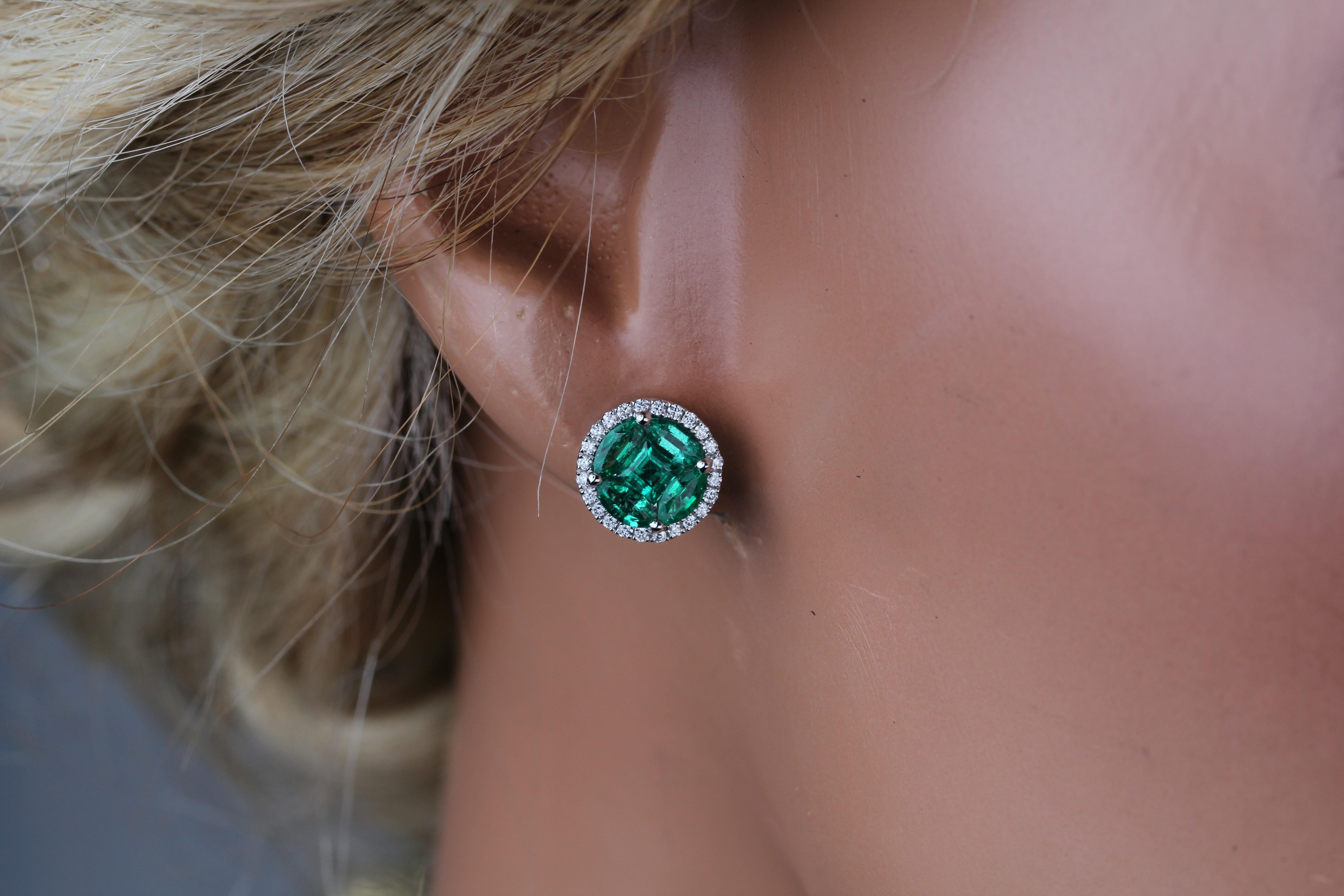 Contemporary 1.28 Carat Emerald and 0.22 Carat Diamond Stud Earrings in 18W Gold ref1183 For Sale