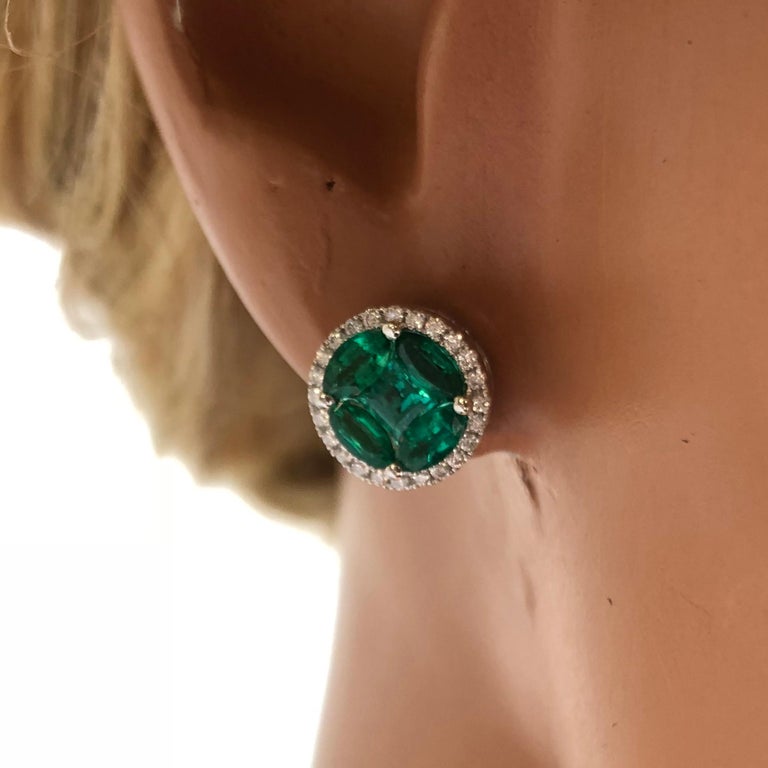 Contemporary 1.28 Carat Emerald and 0.23 Carat Diamond Stud Earrings in 18 Karat White Gold For Sale