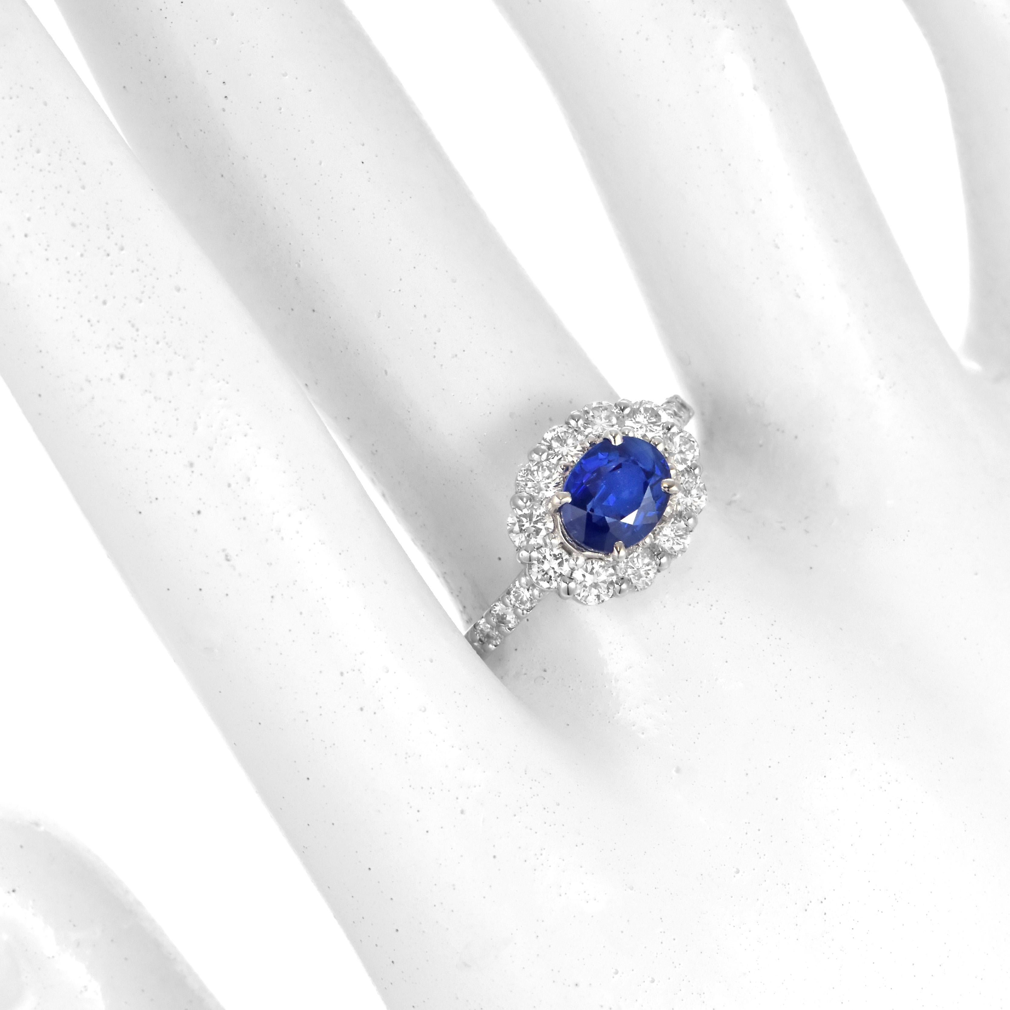 Modern 1.28 Carat Natural Sapphire and Diamond Ring Made in Platinum For Sale
