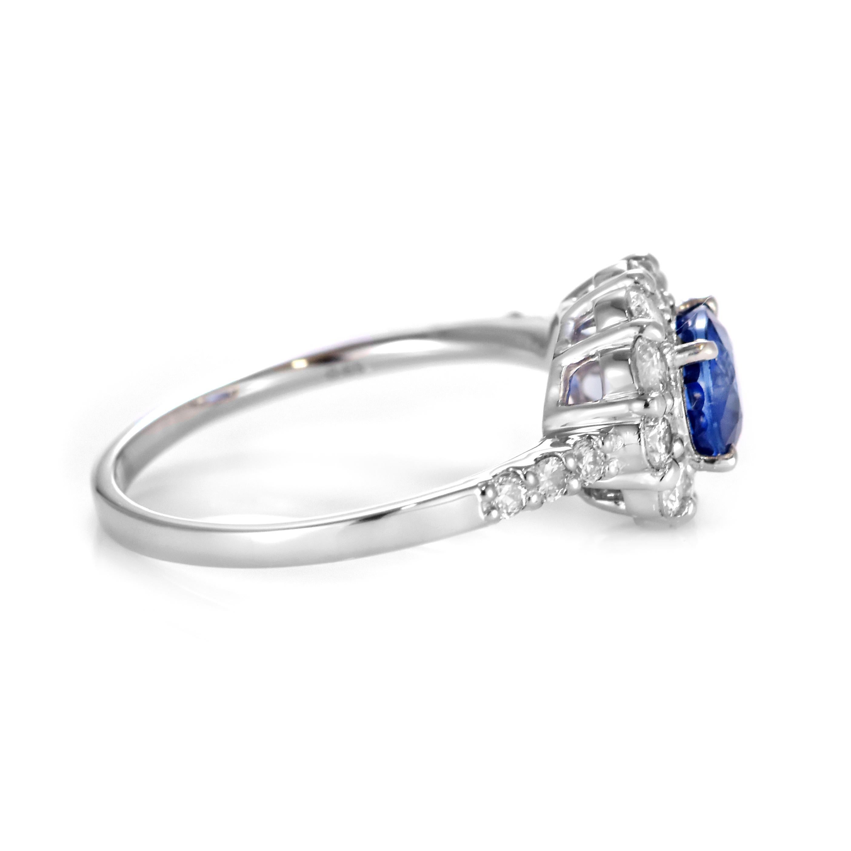 1.28 Carat Natural Sapphire and Diamond Ring Made in Platinum For Sale 1