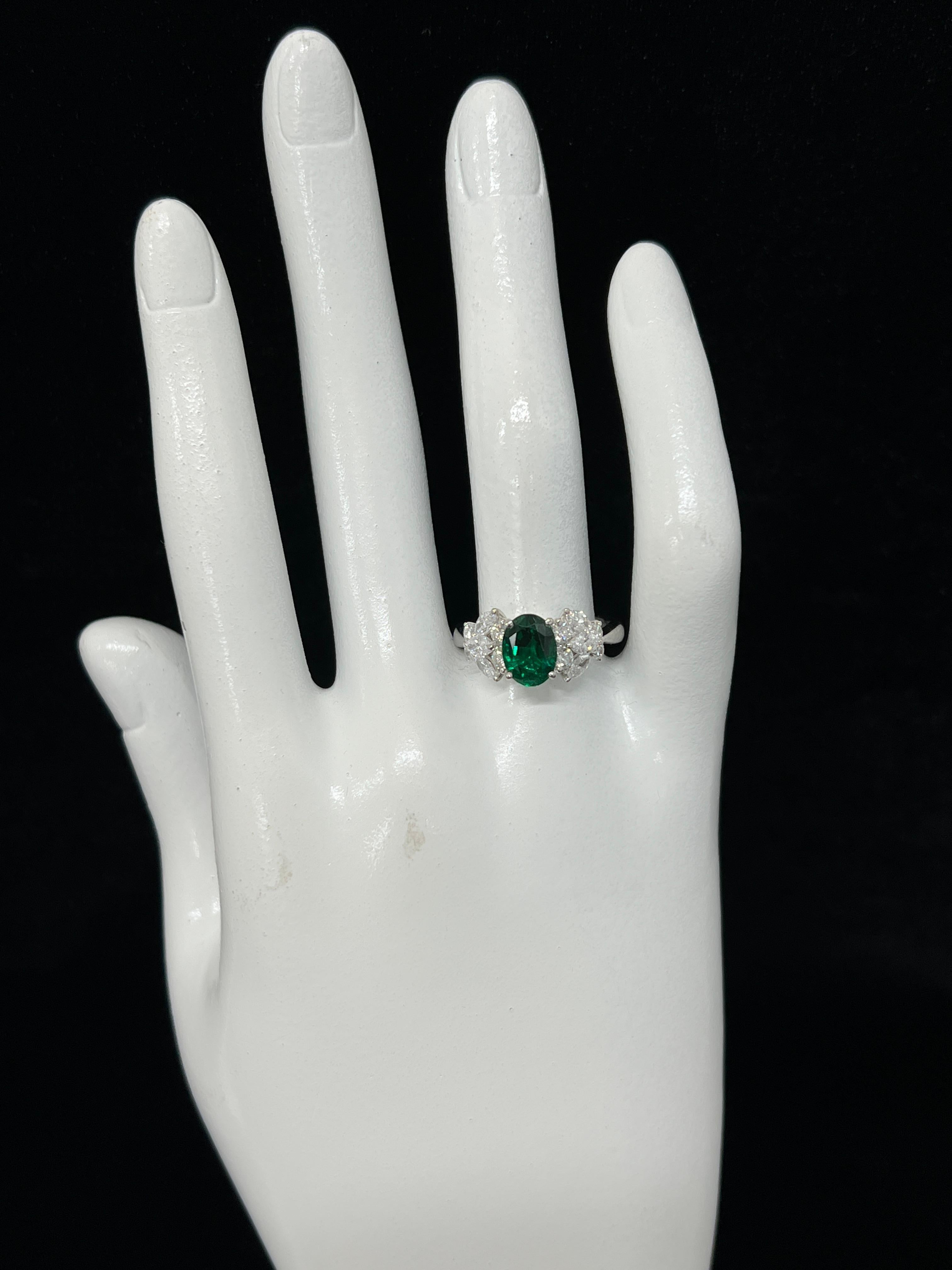1.28 Carat Natural Vivid Green Emerald and Diamond Ring Made in Platinum For Sale 1