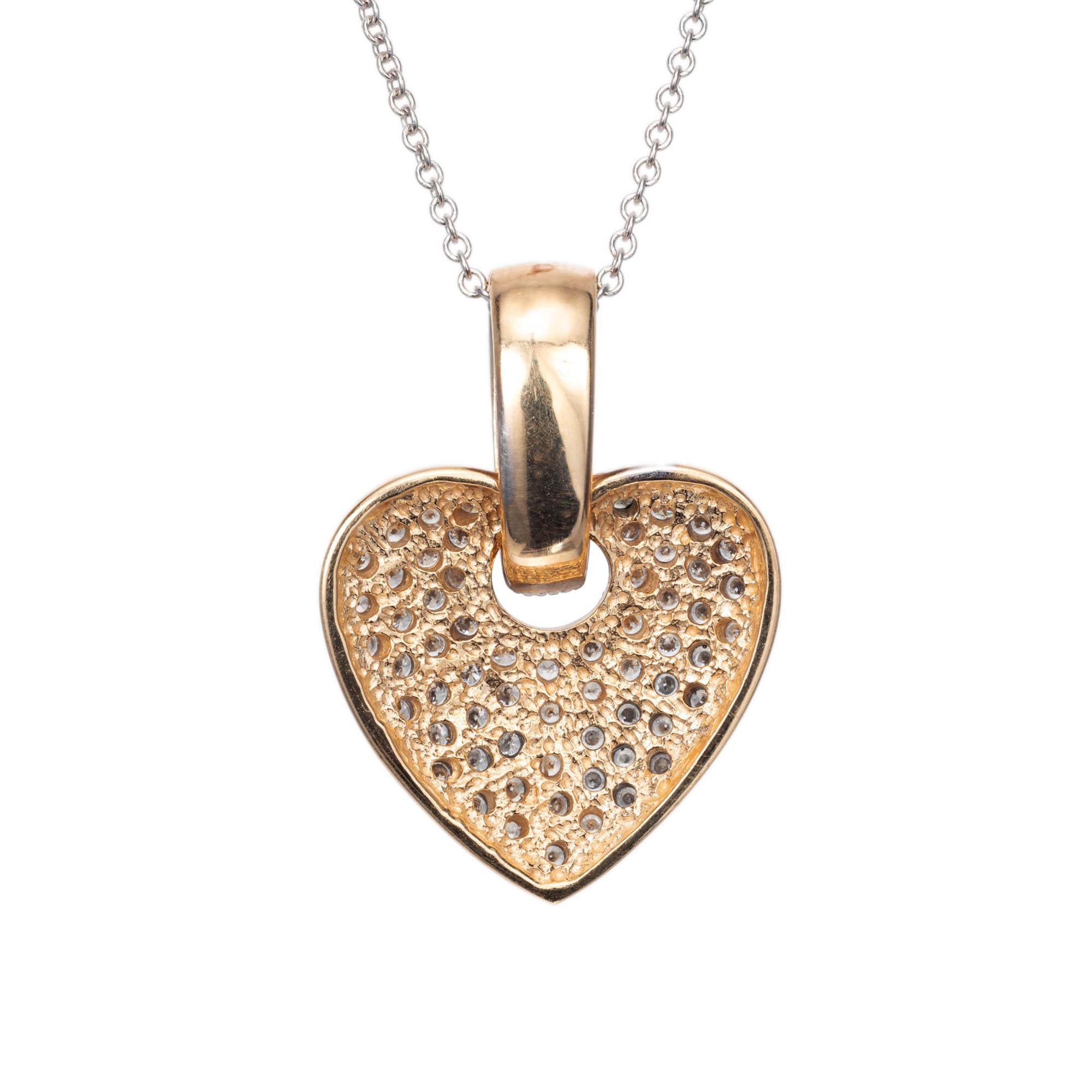 Collana con ciondolo a forma di cuore con diamante da 1,28 carati. Oro giallo e bianco 14k. I diamanti rotondi taglio brillante sono incastonati in un ciondolo a forma di cuore con un cerchio aperto per una grande balla di diamanti incastonati.