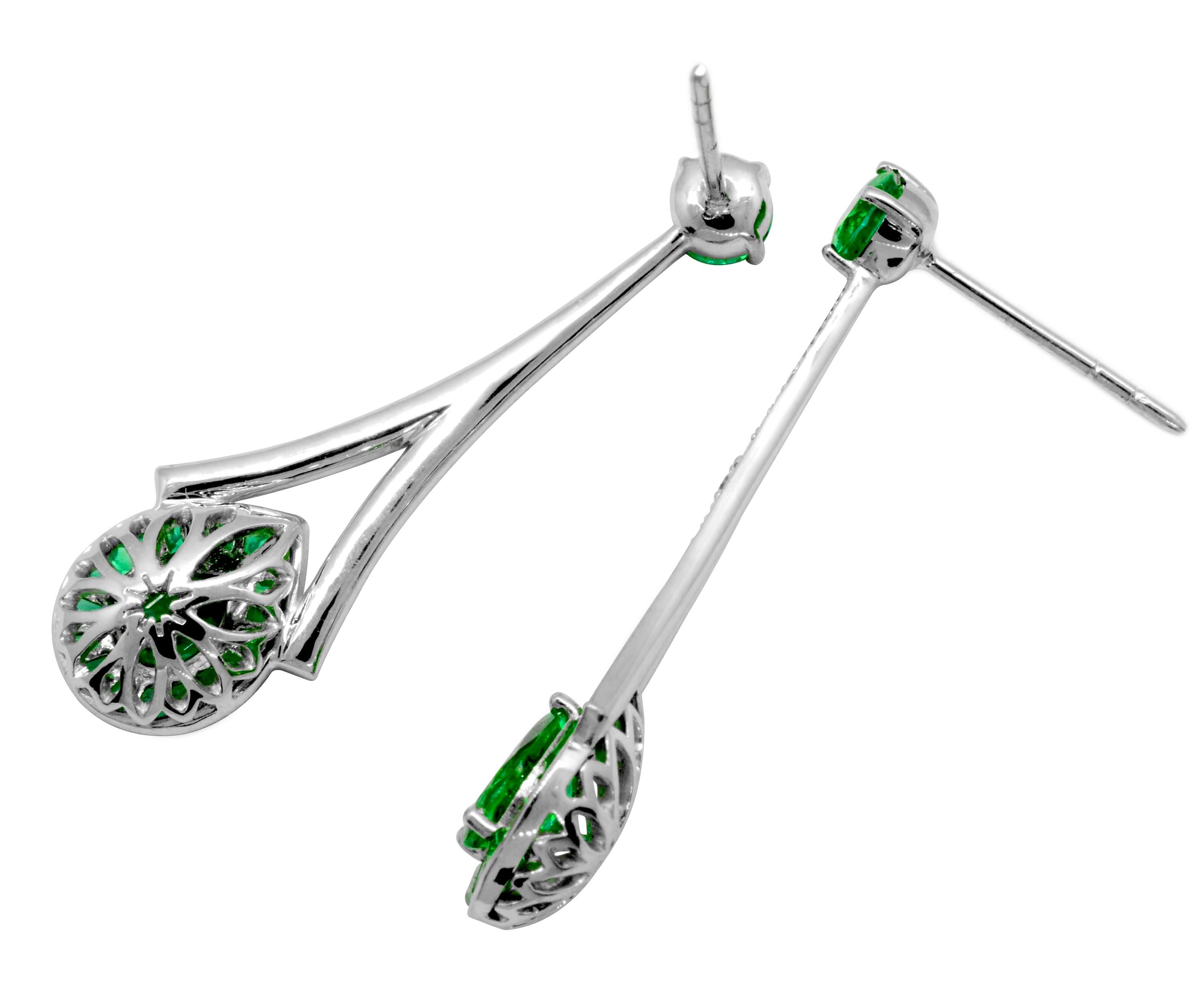 1.28 Carat Pear Emerald 3.76 Carats Total Emerald 14K White Gold Drop Earrings In New Condition For Sale In New York, NY