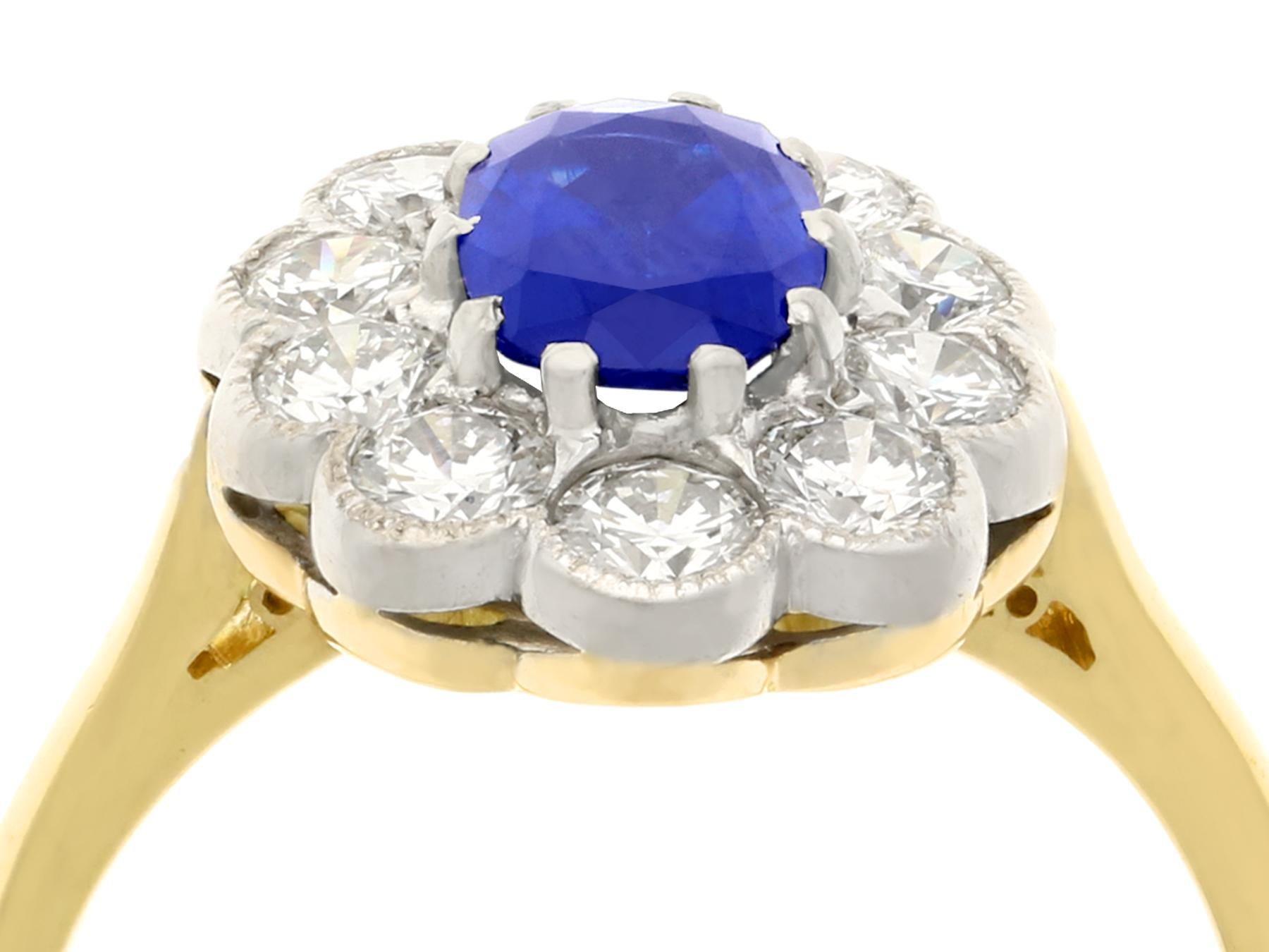 Ein atemberaubender Vintage 1,28 Karat Saphir und 1,30 Karat Diamant, 18 Karat Gelb- und Weißgold Cluster-Ring; Teil unserer vielfältigen Edelsteinschmuck und Nachlassschmuck Sammlungen.

Dieser atemberaubende, feine und beeindruckende Vintage-Ring