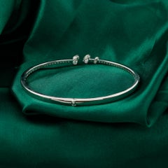 Bracciale a fascia aperto con grappolo di diamanti naturali a forma di pera da 1,28 carati in oro bianco 18 carati