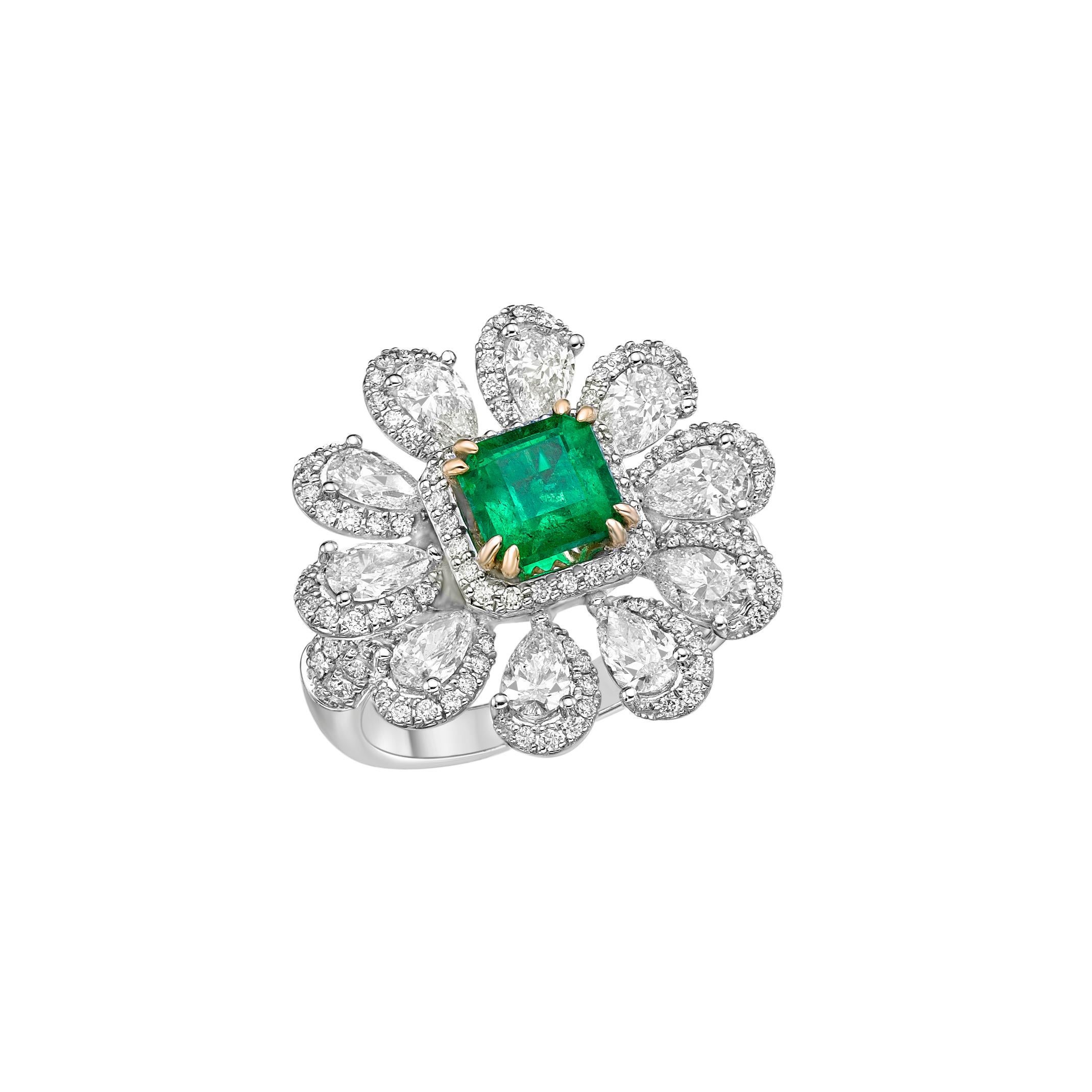 1.28 Carat Sunflower Emerald Bridal Ring in 18KWYG with White Diamond. In New Condition For Sale In Hong Kong, HK