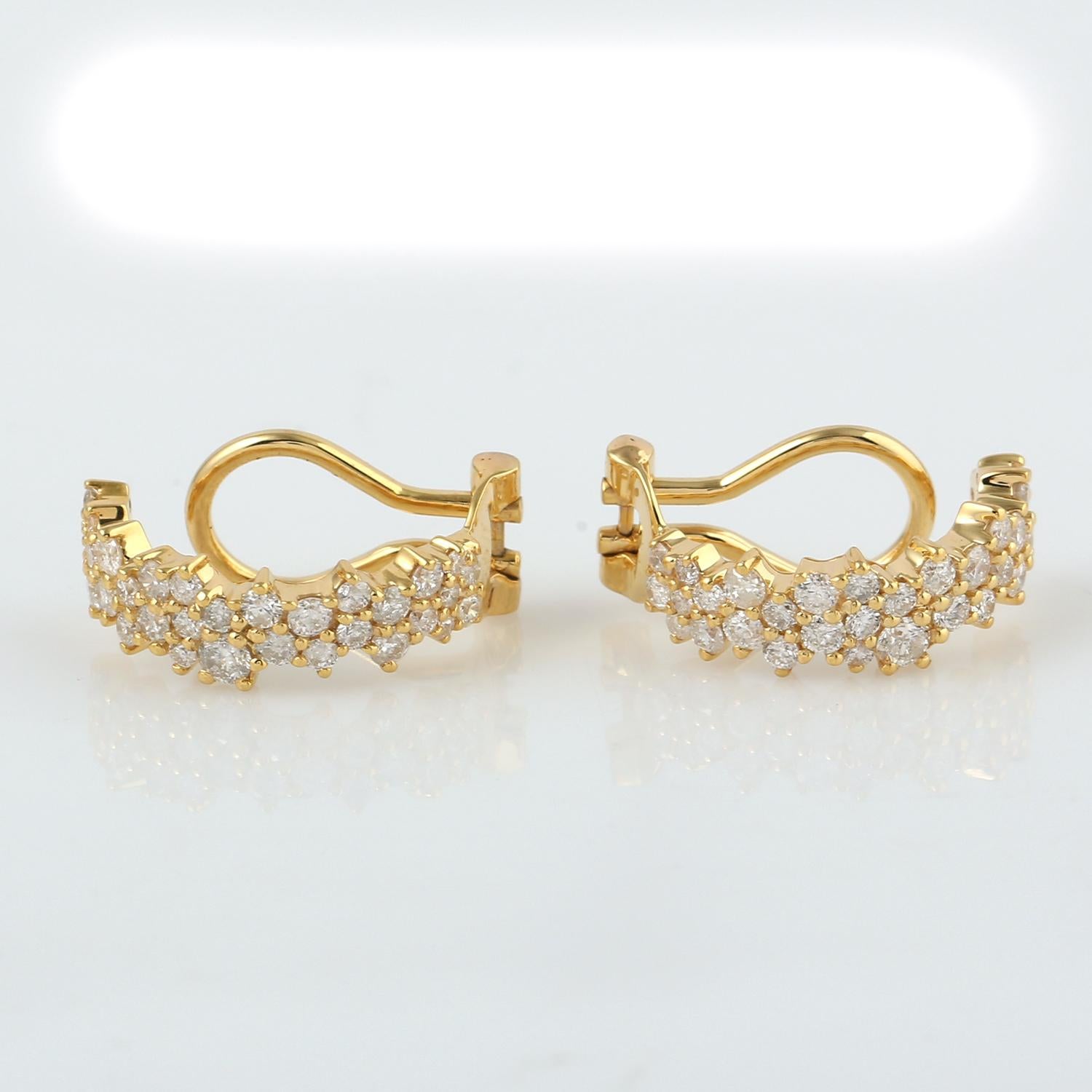 Gegossen in 14 Karat Gold. Diese wunderschönen Ohrringe sind von Hand mit 1,28 Karat funkelnden Diamanten besetzt.

FOLLOW MEGHNA JEWELS Storefront, um die neueste Collection'S und exklusive Stücke zu sehen. Meghna Jewels ist stolz darauf, ein Top