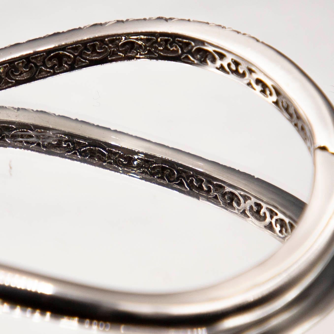 Moderne Bracelet manchette en or blanc 18 carats serti d'un pavé de diamants fins de 1,28 carat en vente
