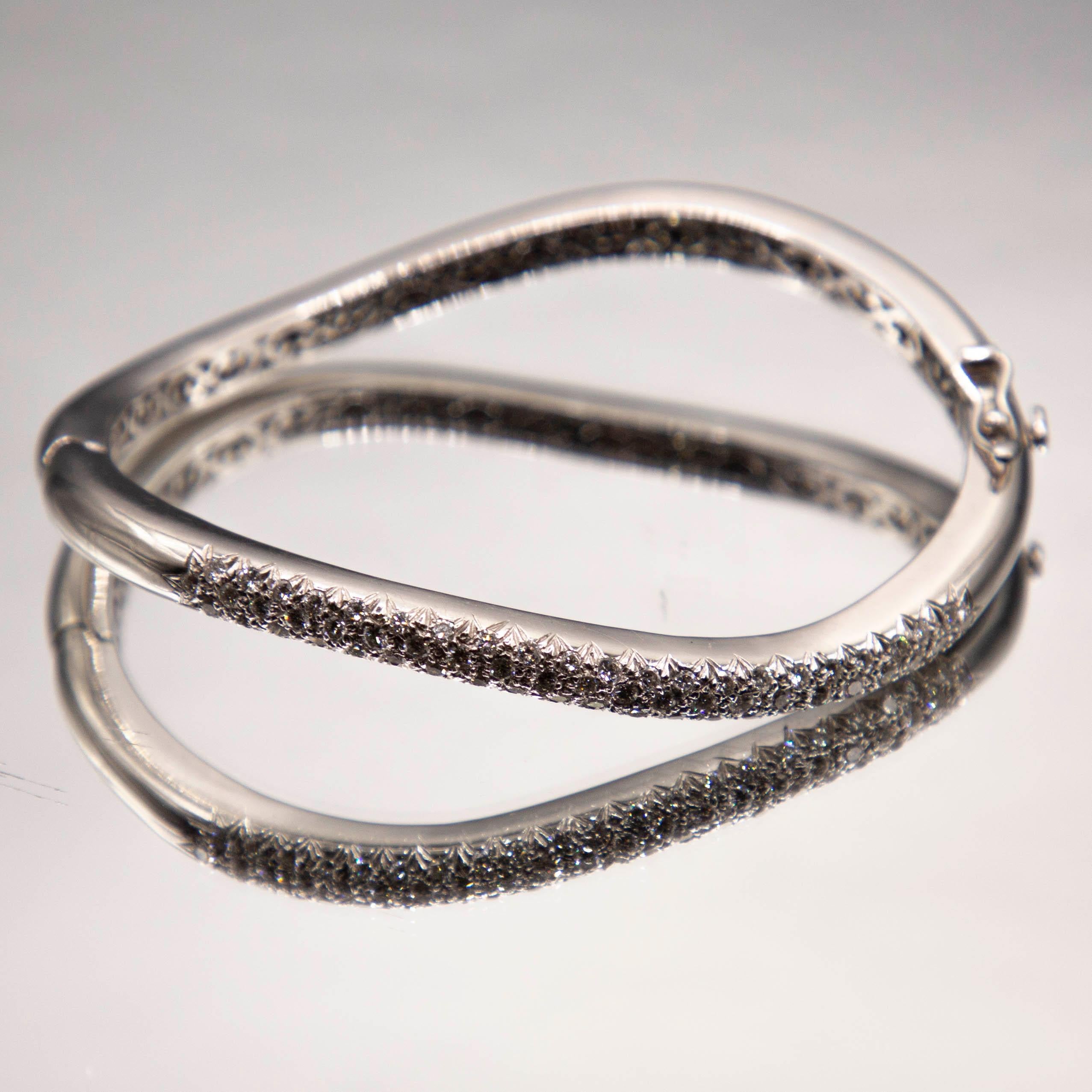 Bracelet manchette en or blanc 18 carats serti d'un pavé de diamants fins de 1,28 carat Neuf - En vente à Birmingham, MI