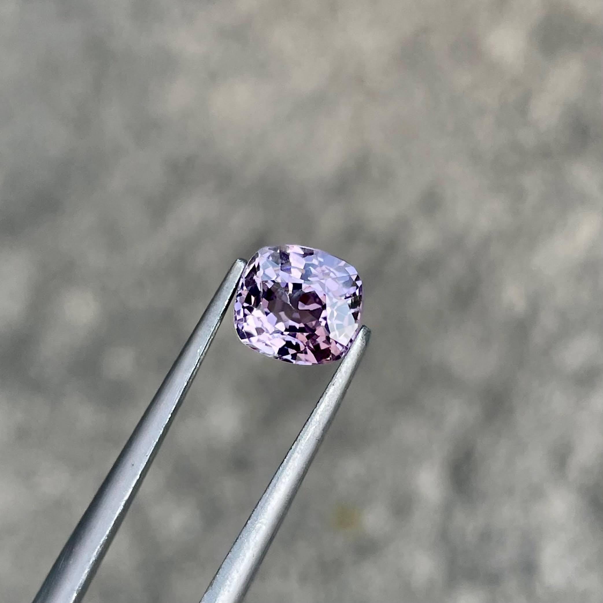 Poids 1,28 carats 
Dimensions 6,5x6,1x4,2 mm
Traitement aucun 
Origine Birmanie 
Clarity SI
Coussin de forme 
Coupe fantaisie coussin 



Ce spinelle birman exquis de 1.28 carat présente une teinte rose violacée captivante, ce qui en fait une pierre