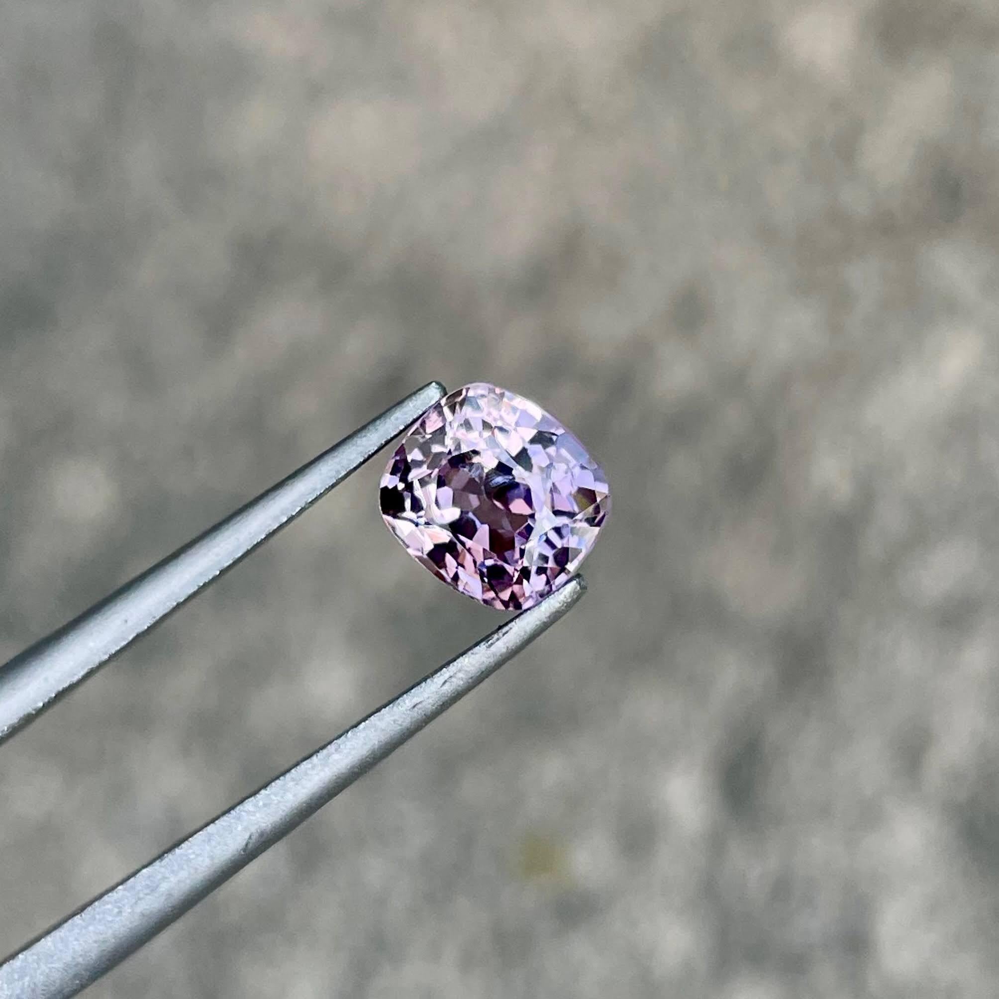 Moderne Pierre précieuse naturelle de spinelle birmane rose violacé taille coussin de 1.28 carat en vente