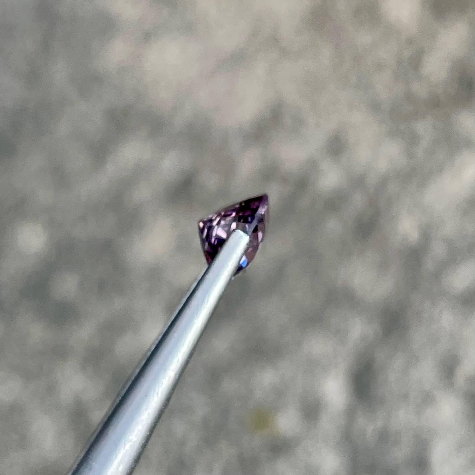 Pierre précieuse naturelle de spinelle birmane rose violacé taille coussin de 1.28 carat Neuf - En vente à Bangkok, TH