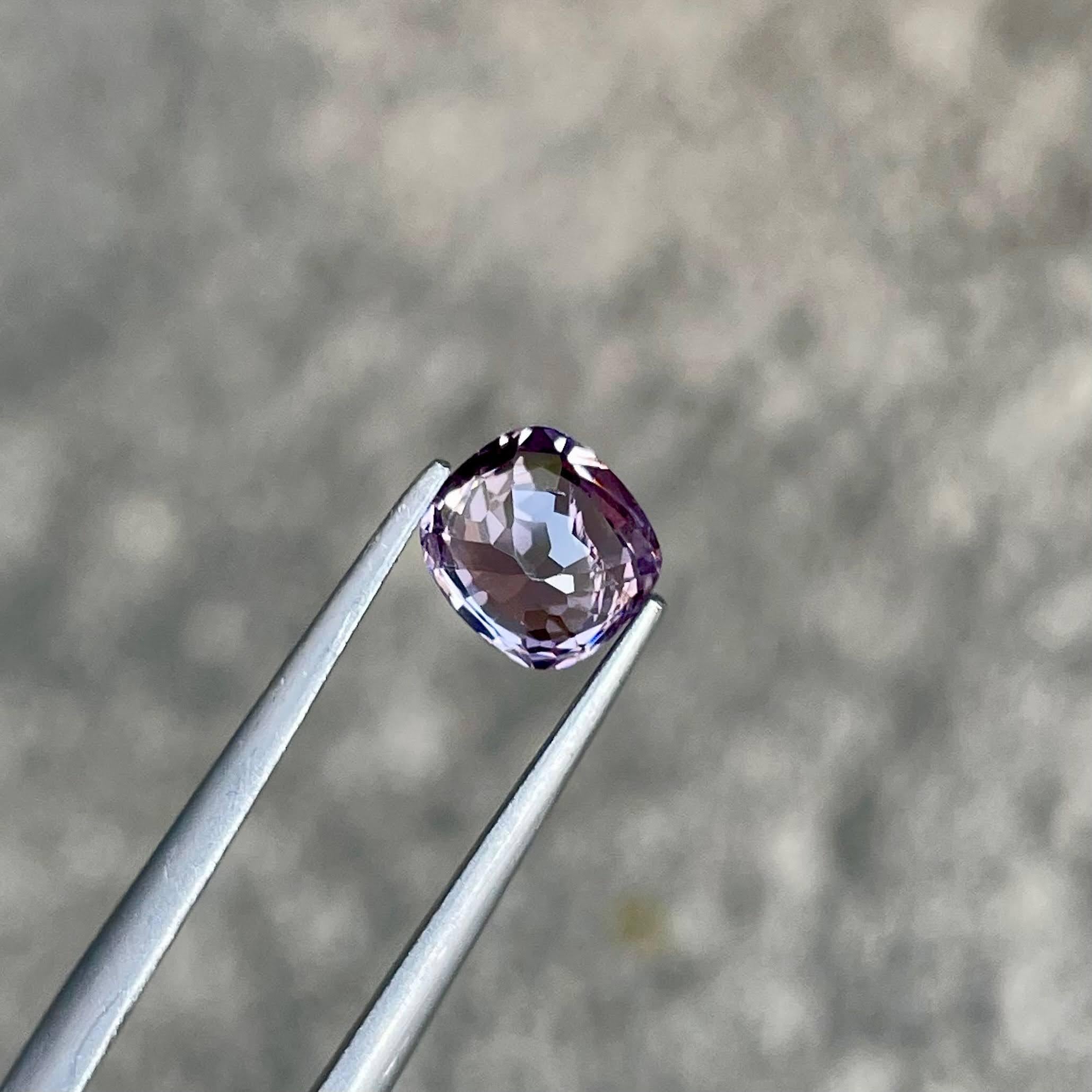 Pierre précieuse naturelle de spinelle birmane rose violacé taille coussin de 1.28 carat en vente 2