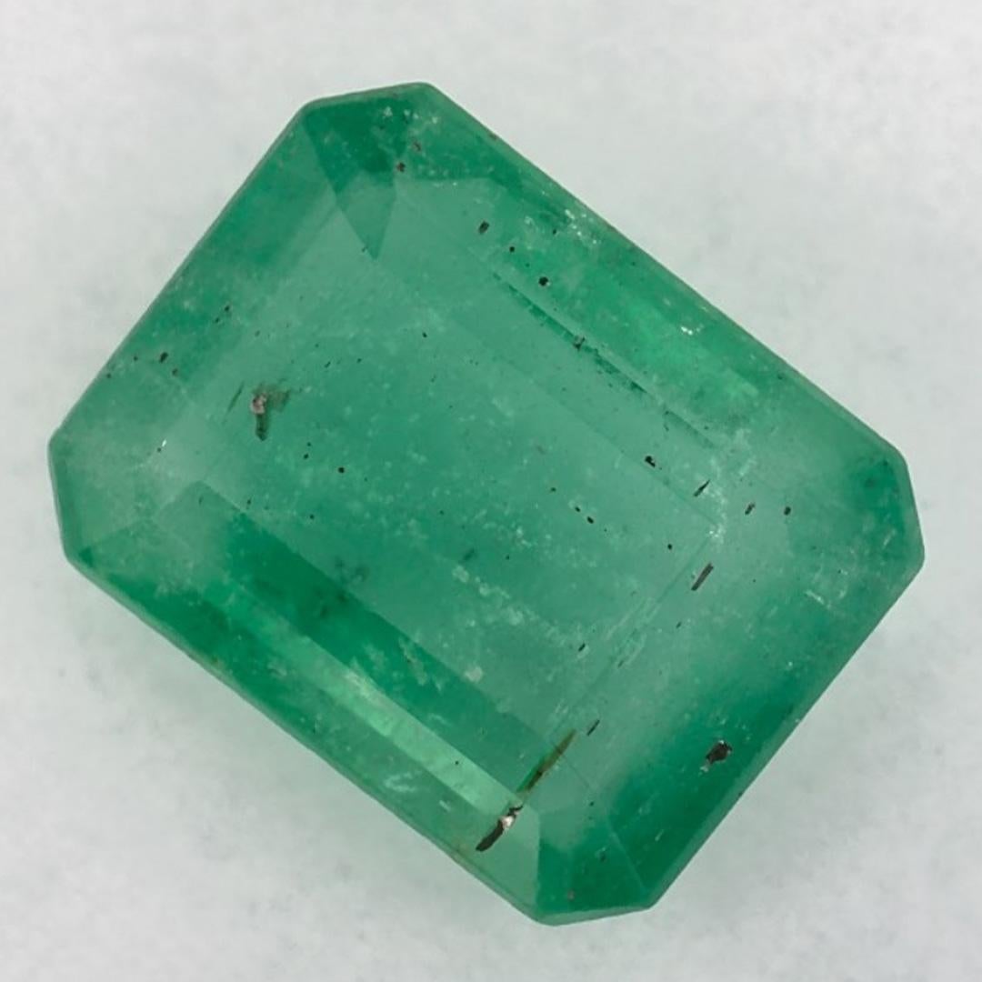 D'un vert éclatant, la pierre de naissance du mois de mai symbolise le renouveau de la croissance printanière. 

Explorez la vibrante collection d'émeraudes, de rubis et de saphirs de notre magasin, disponibles sous forme de pierres précieuses en