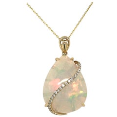 Pendentif éthiopienne en or 14 carats avec opale et diamants de 12,8 carats